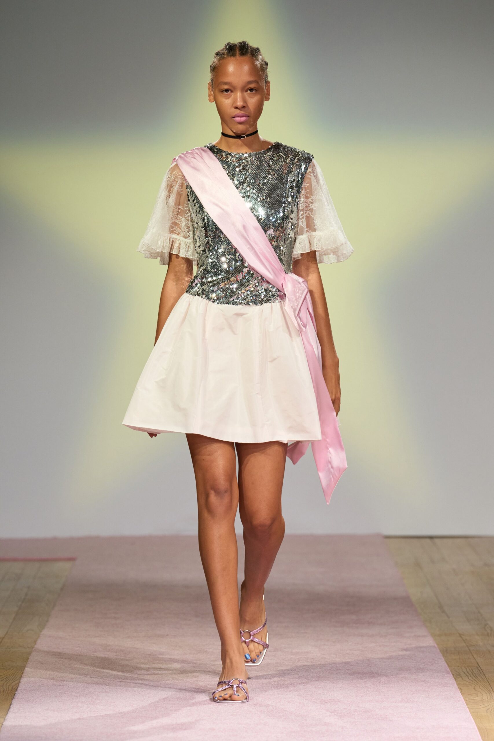 gray sequin short-sleeve v-neck fitted ruffled shiny top