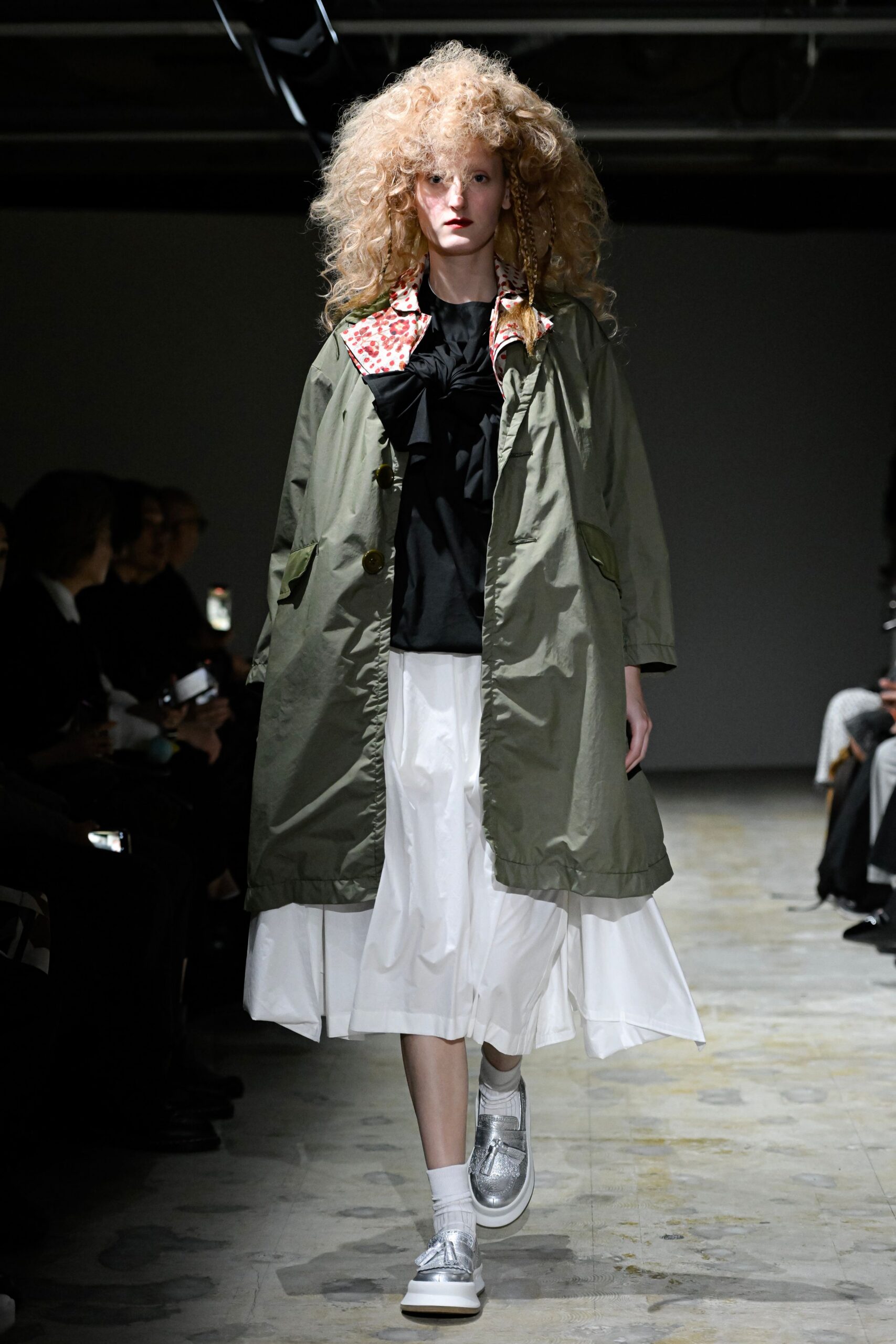 green cotton long-sleeve collared relaxed buttoned coat