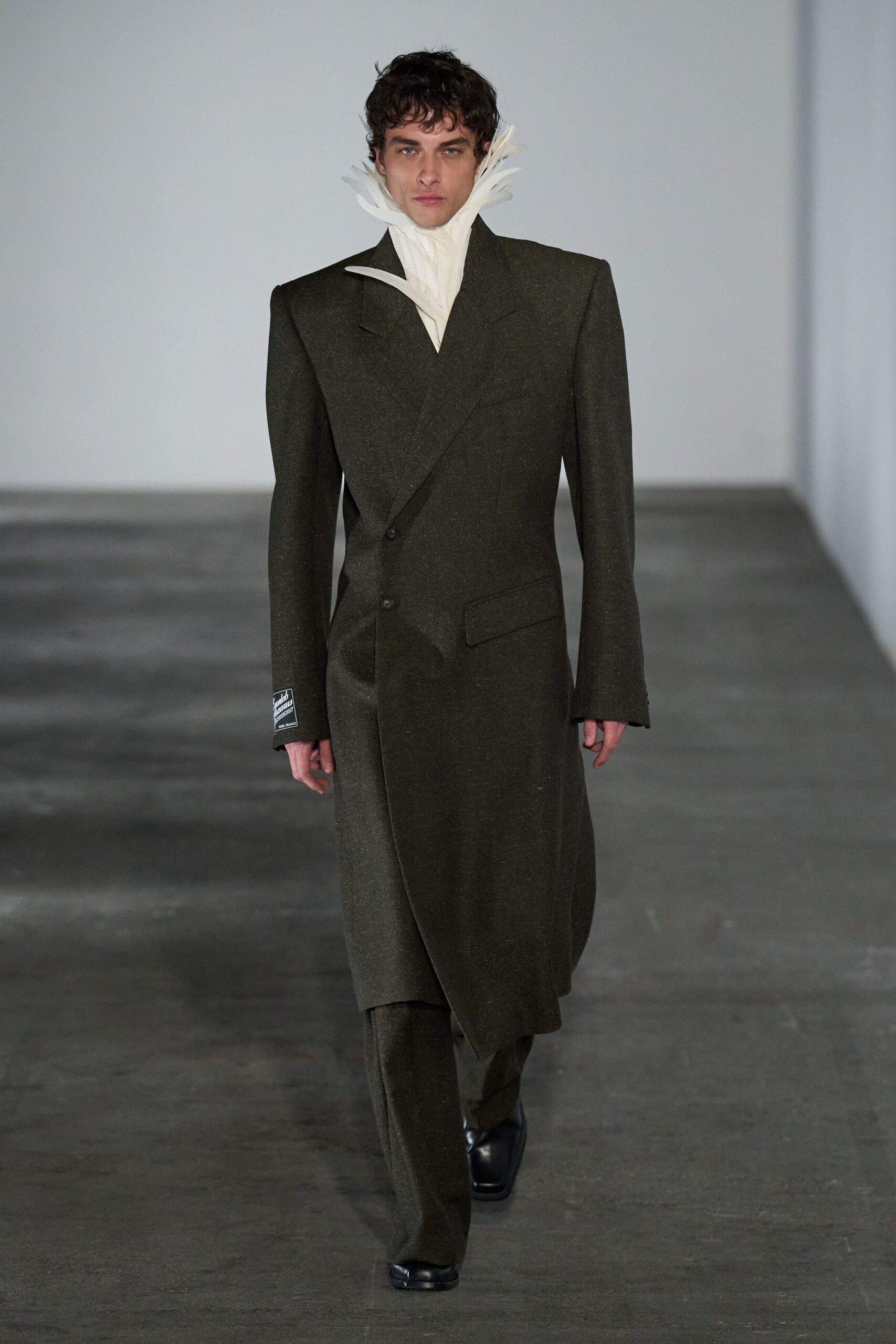 green wool long-sleeve collared tailored pleated suit