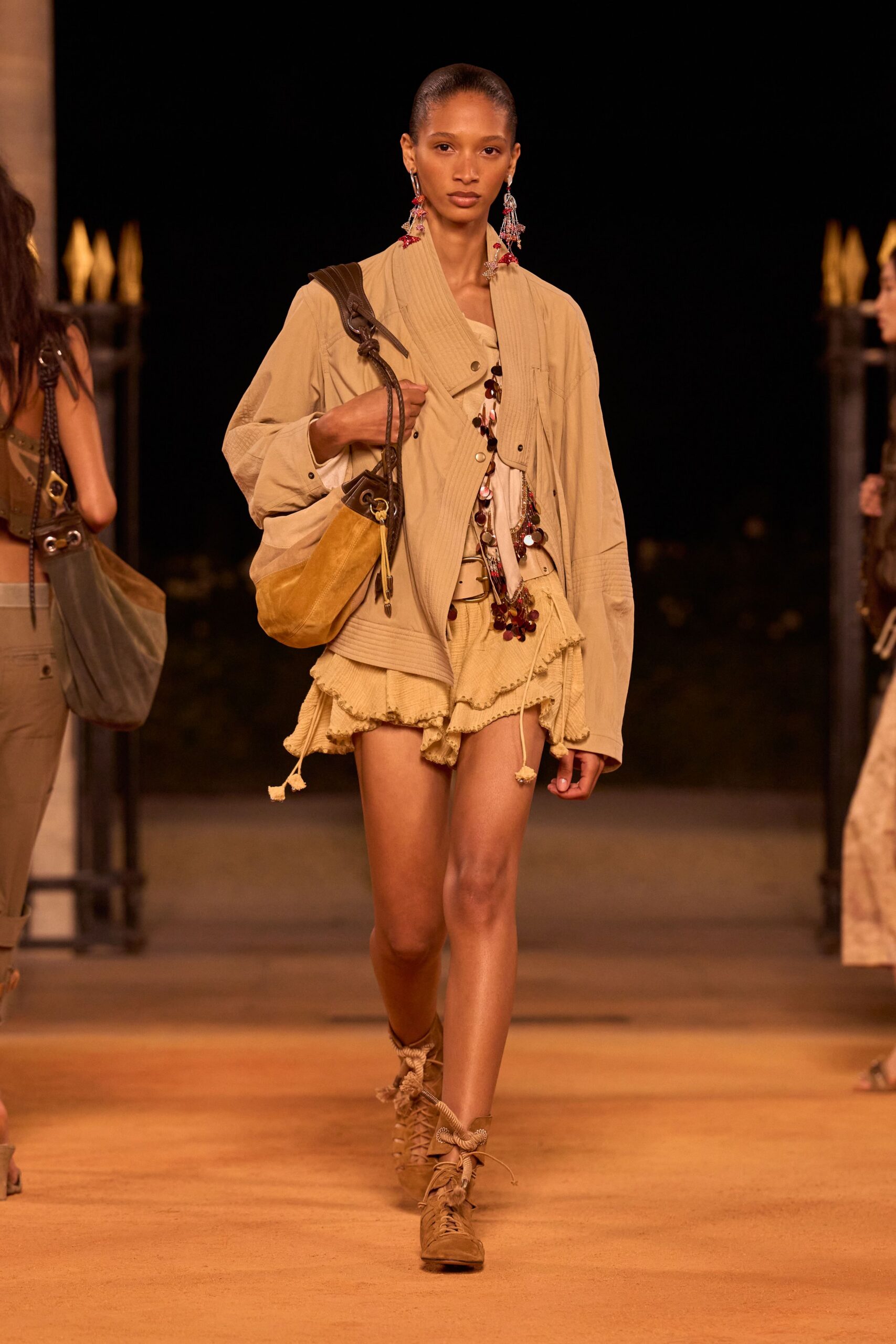 beige cotton relaxed ruffled short shorts