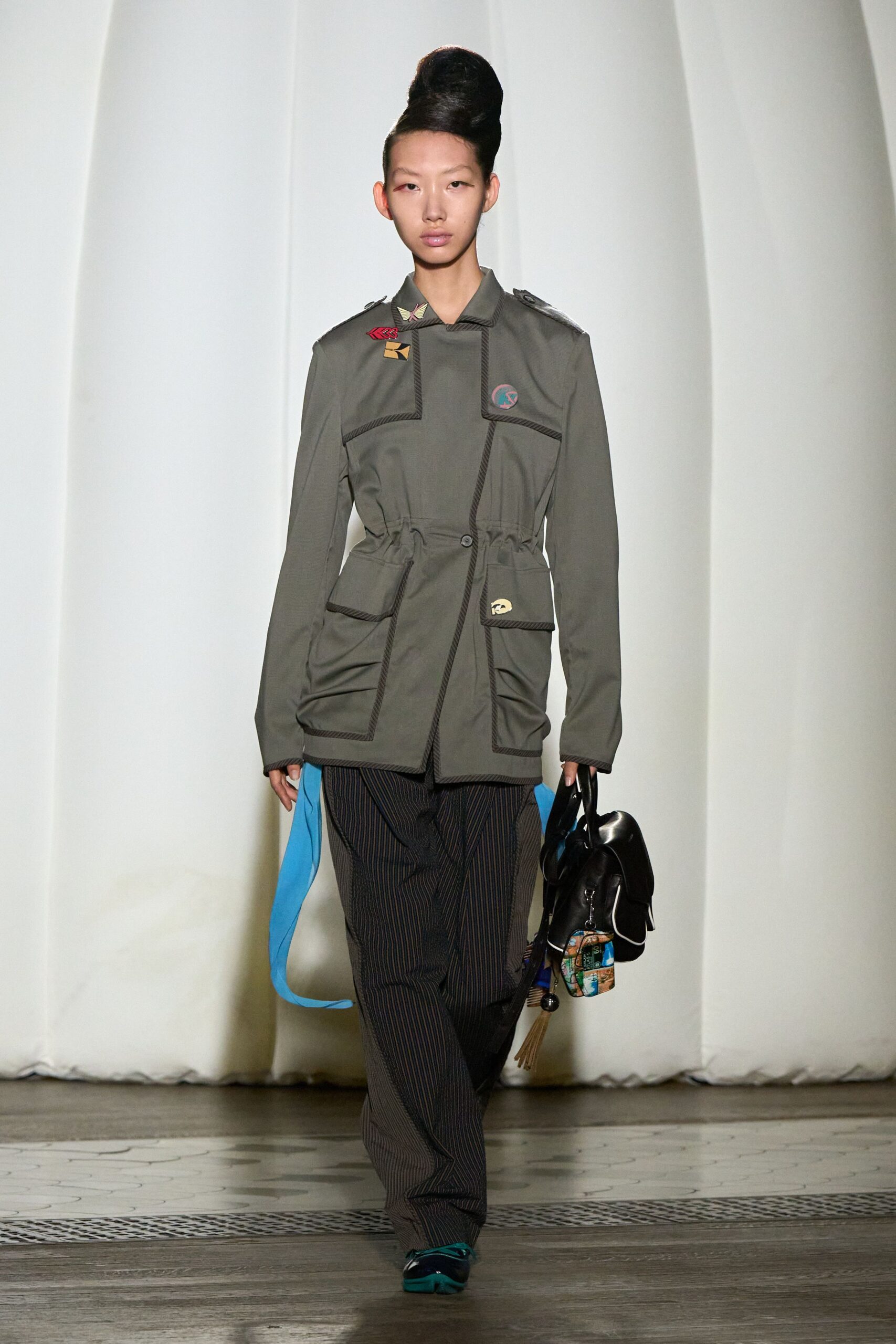 green cotton long-sleeve collared fitted buttoned pockets jacket