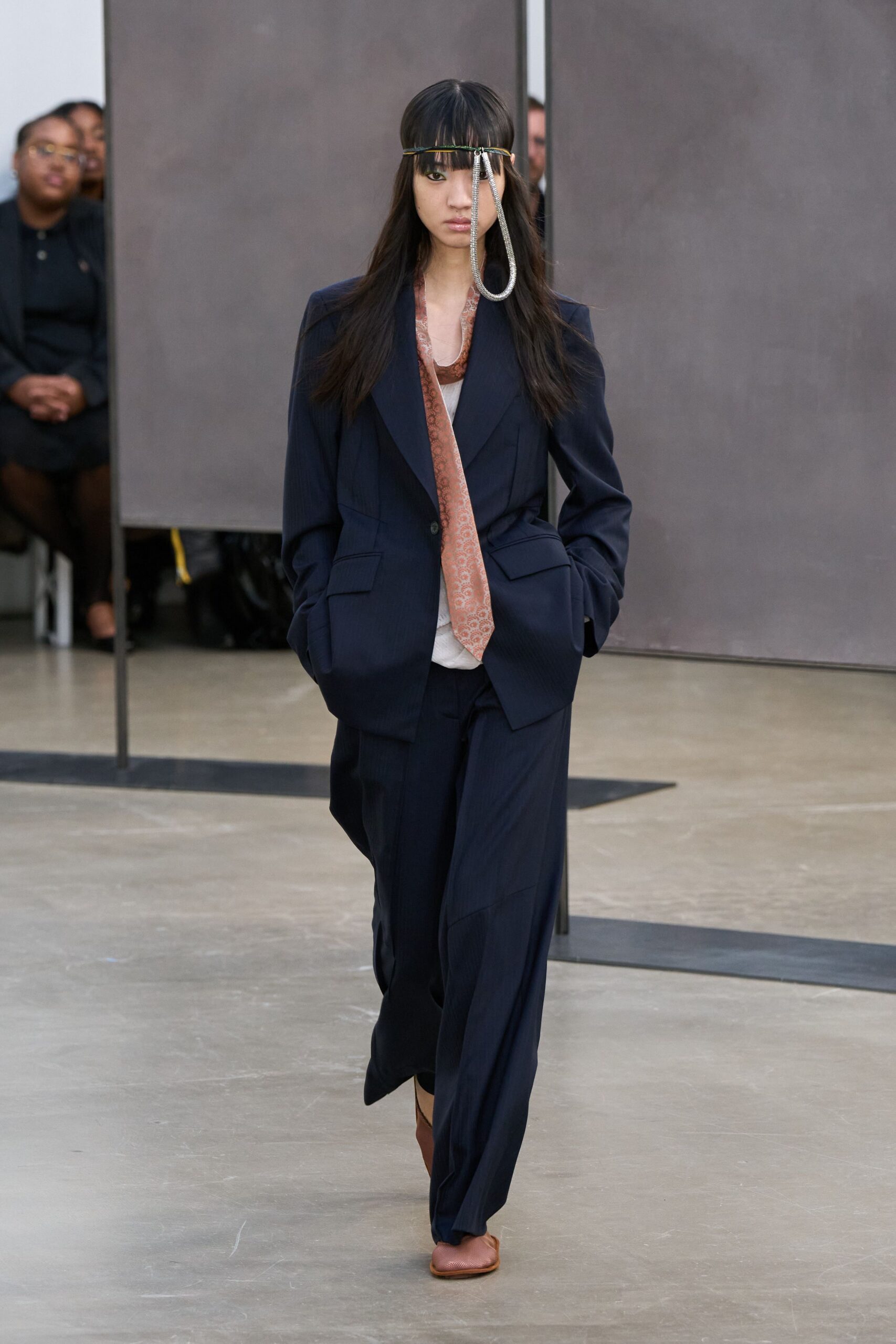 blue long-sleeve collared tailored suit