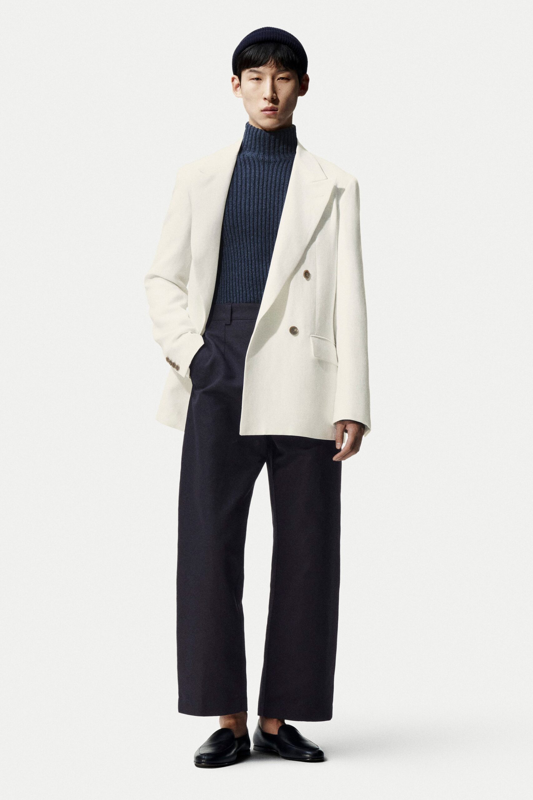 white long-sleeve collared structured blazer