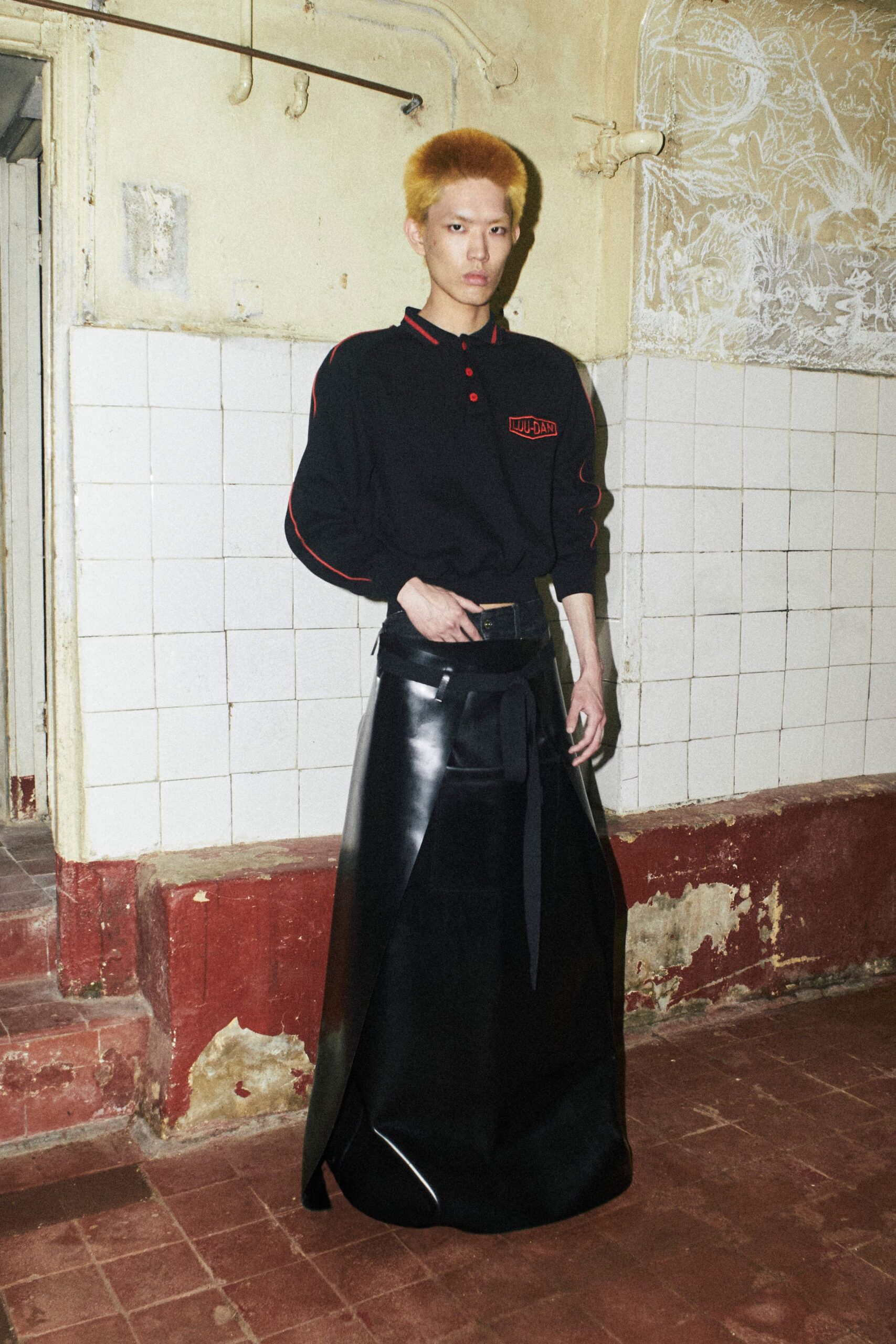 black vinyl fitted high-waisted pleated maxi skirt