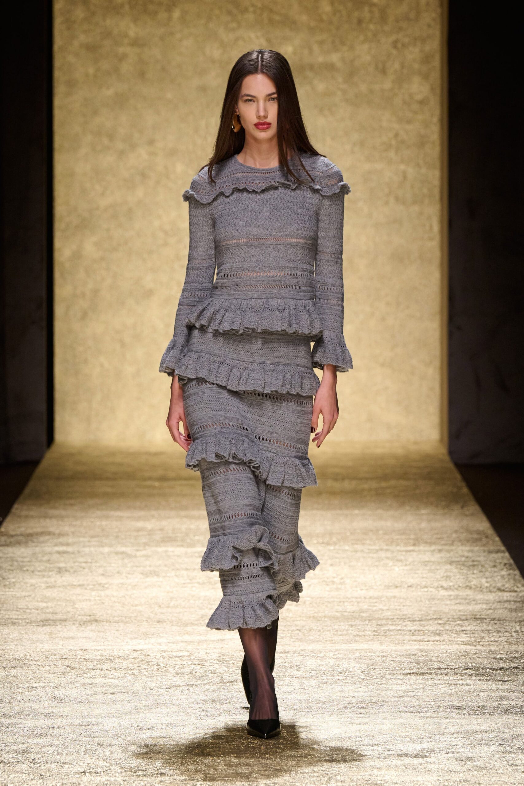 gray ruffled midi dress with black shoes