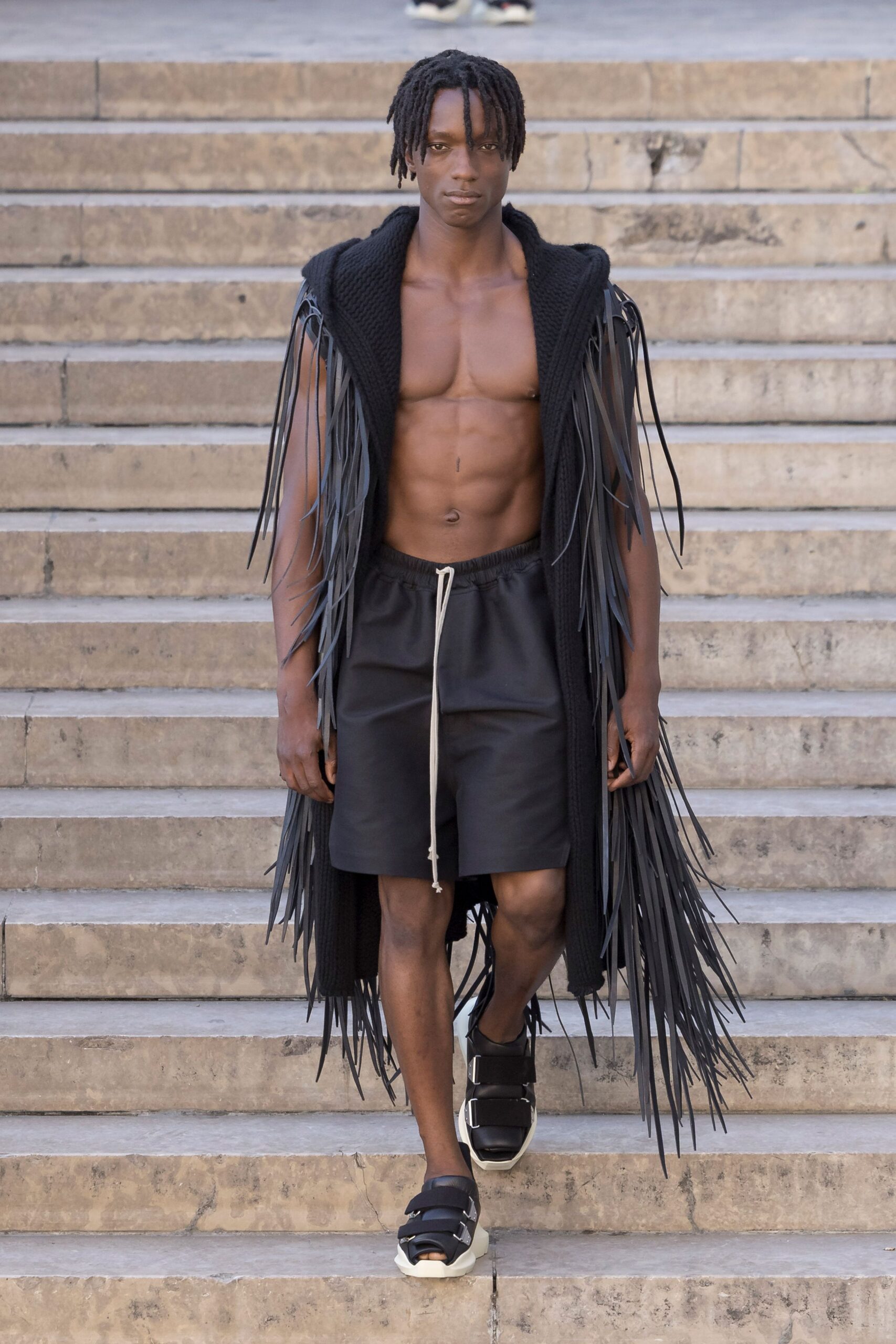 black wool sleeveless fitted fringed coat