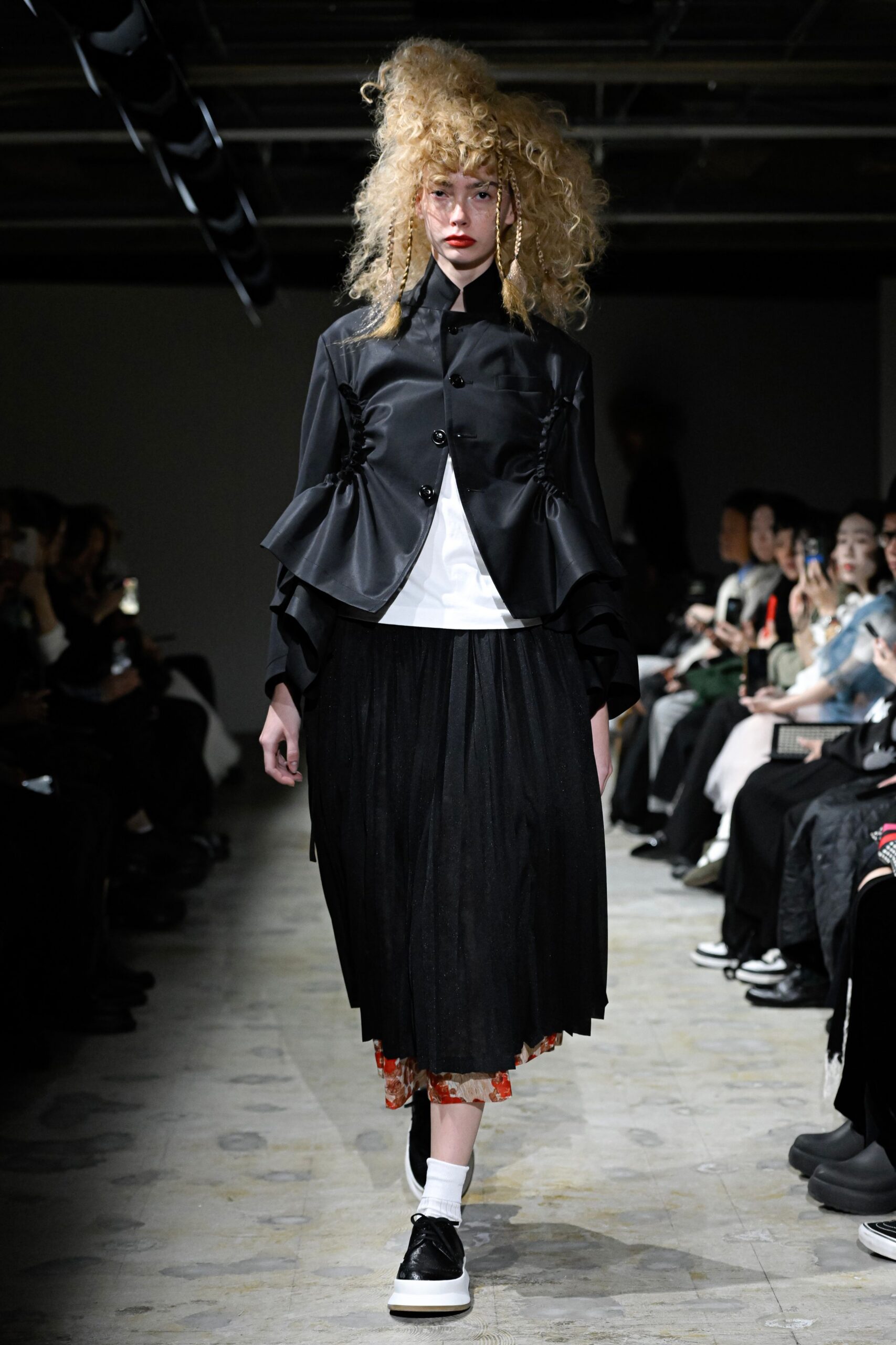black silk long-sleeve collared fitted pleated jacket