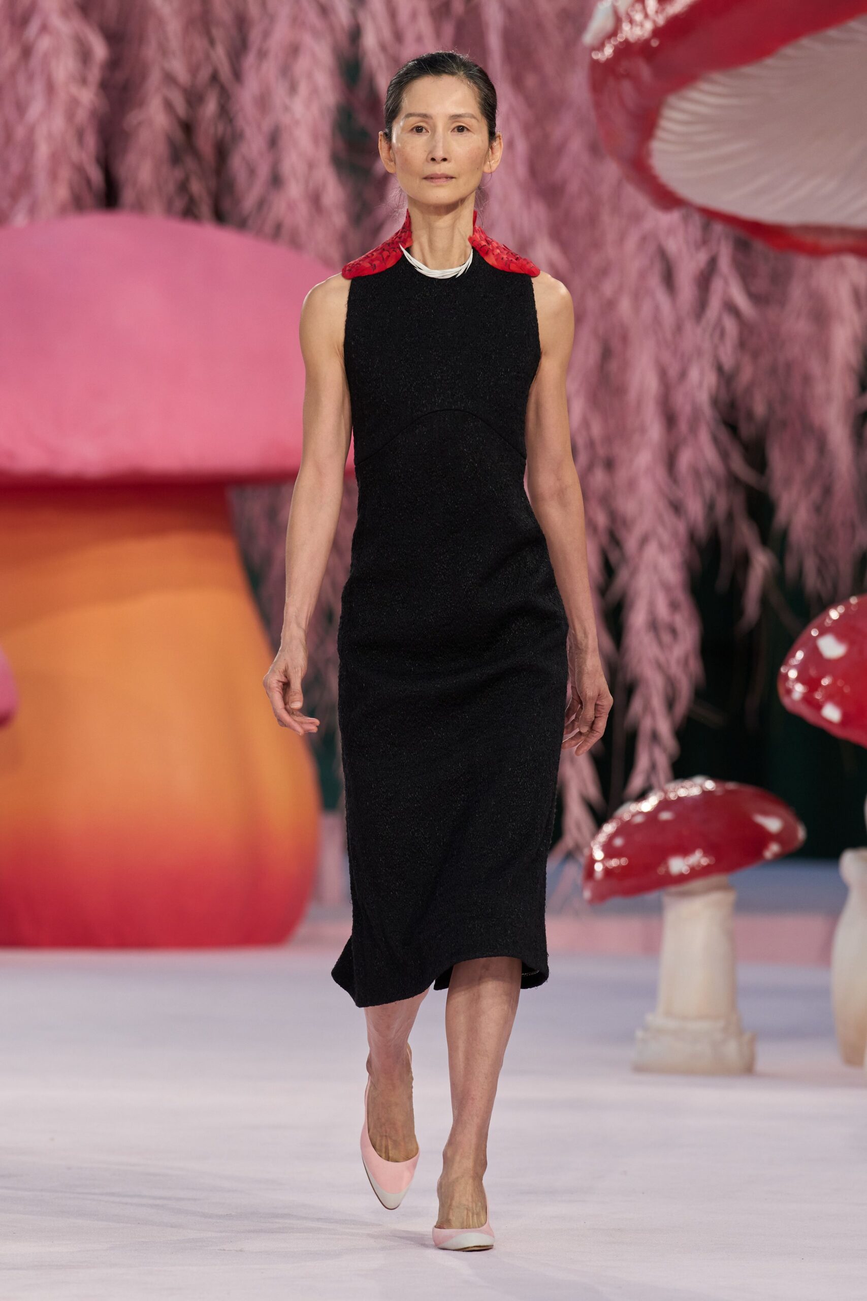 black and red fitted midi dress with pink shoes