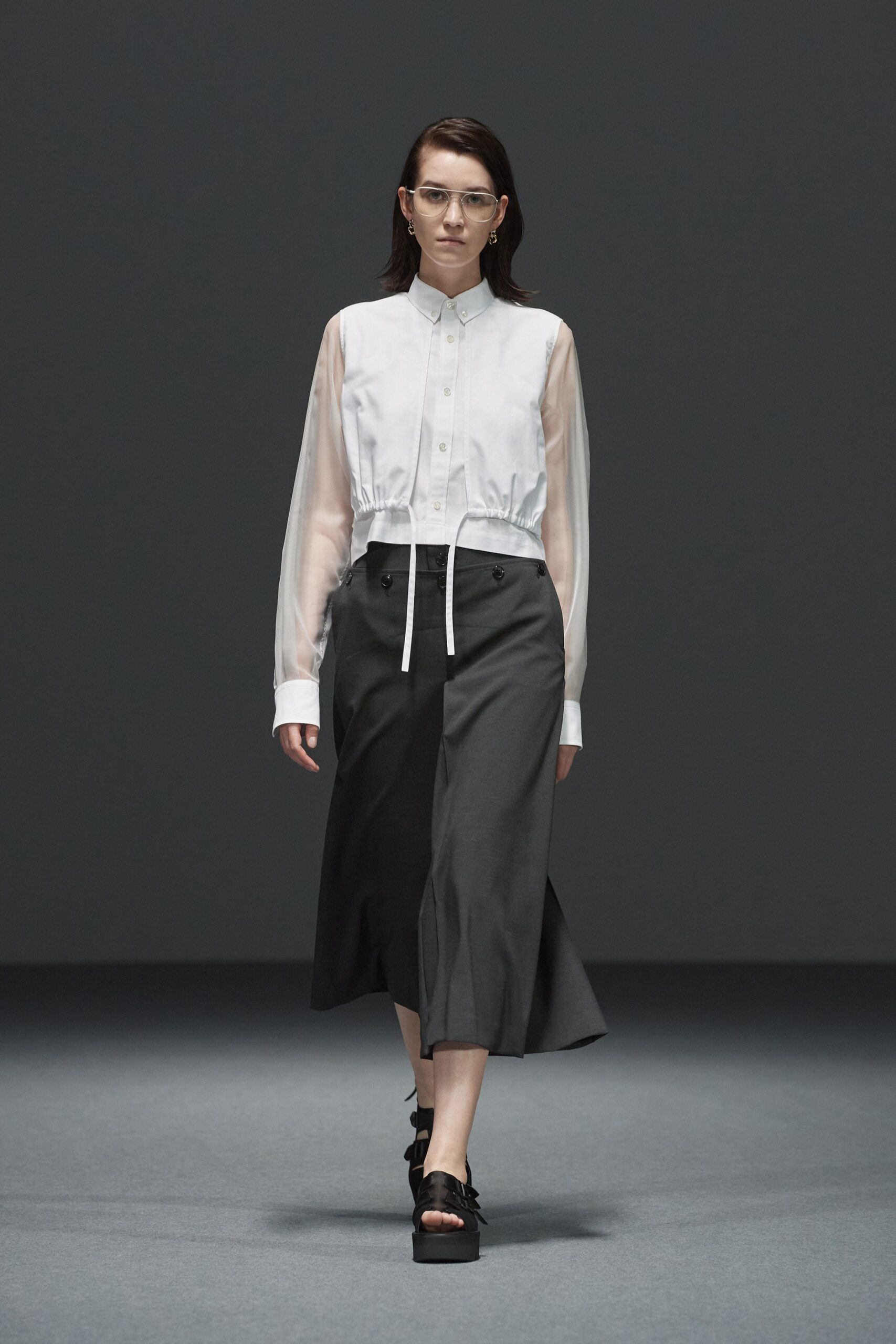 white cotton long-sleeve collared fitted buttoned cropped shirt