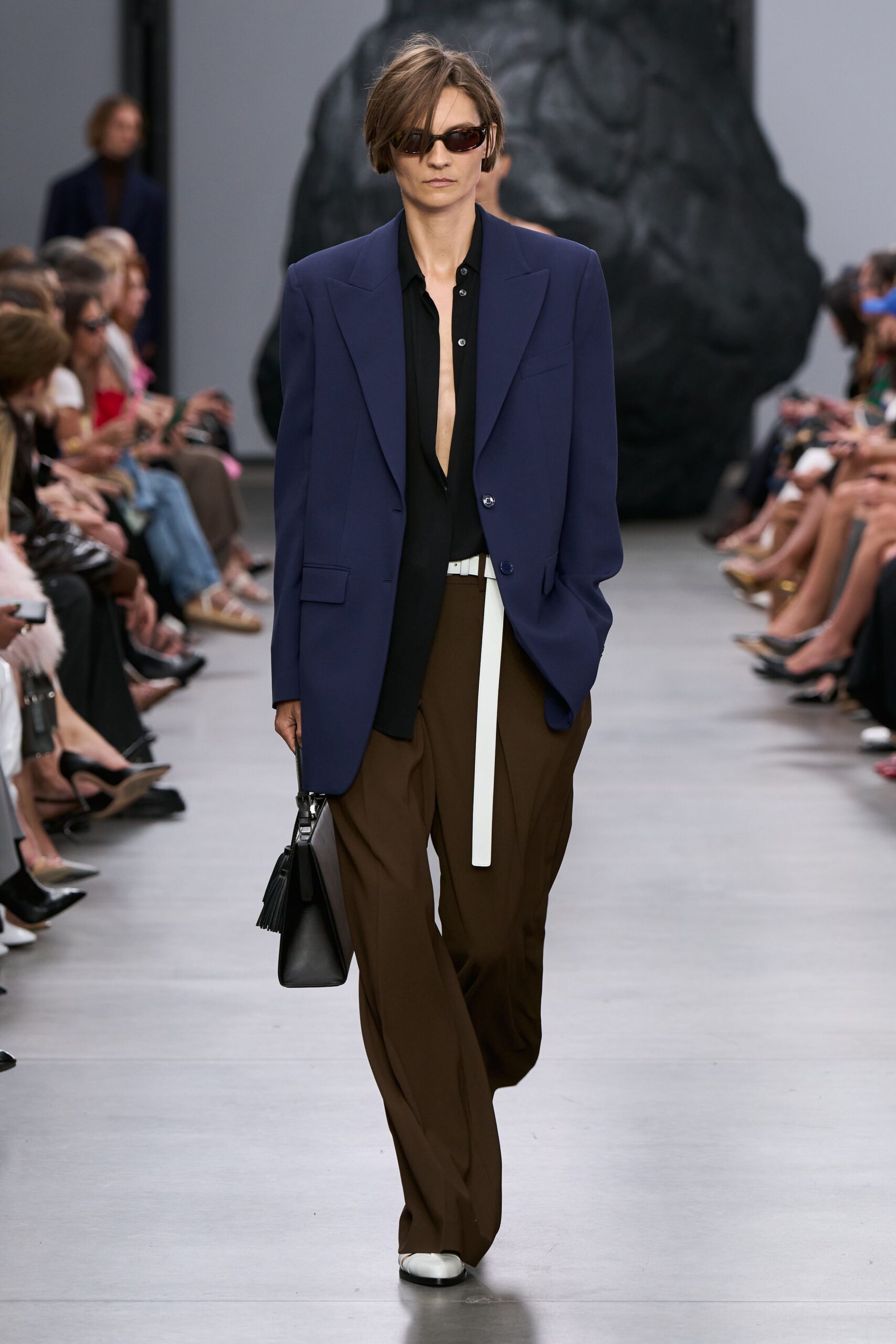 oversized blue blazer with black shirt