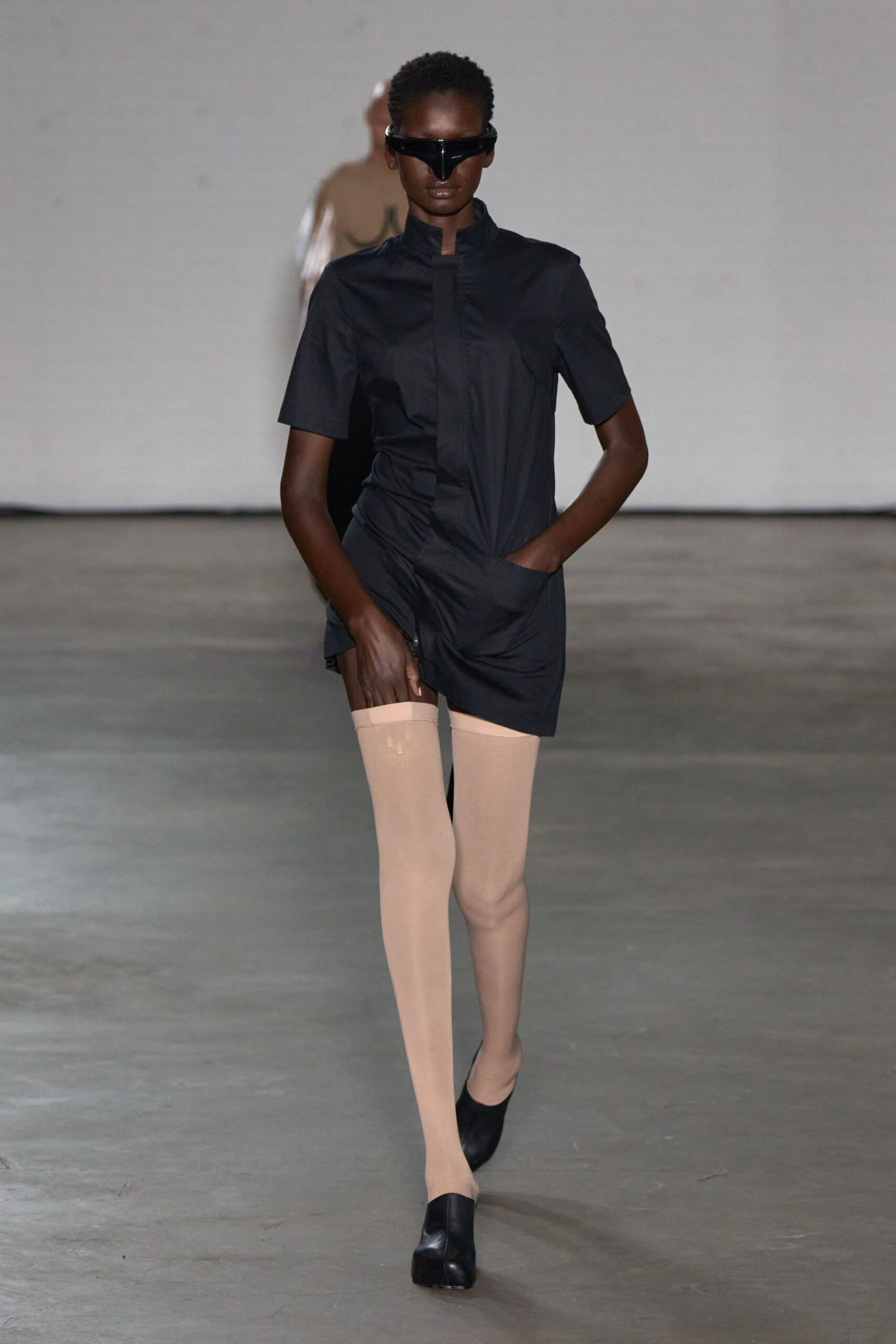black cotton short-sleeve collared fitted zippered short dress