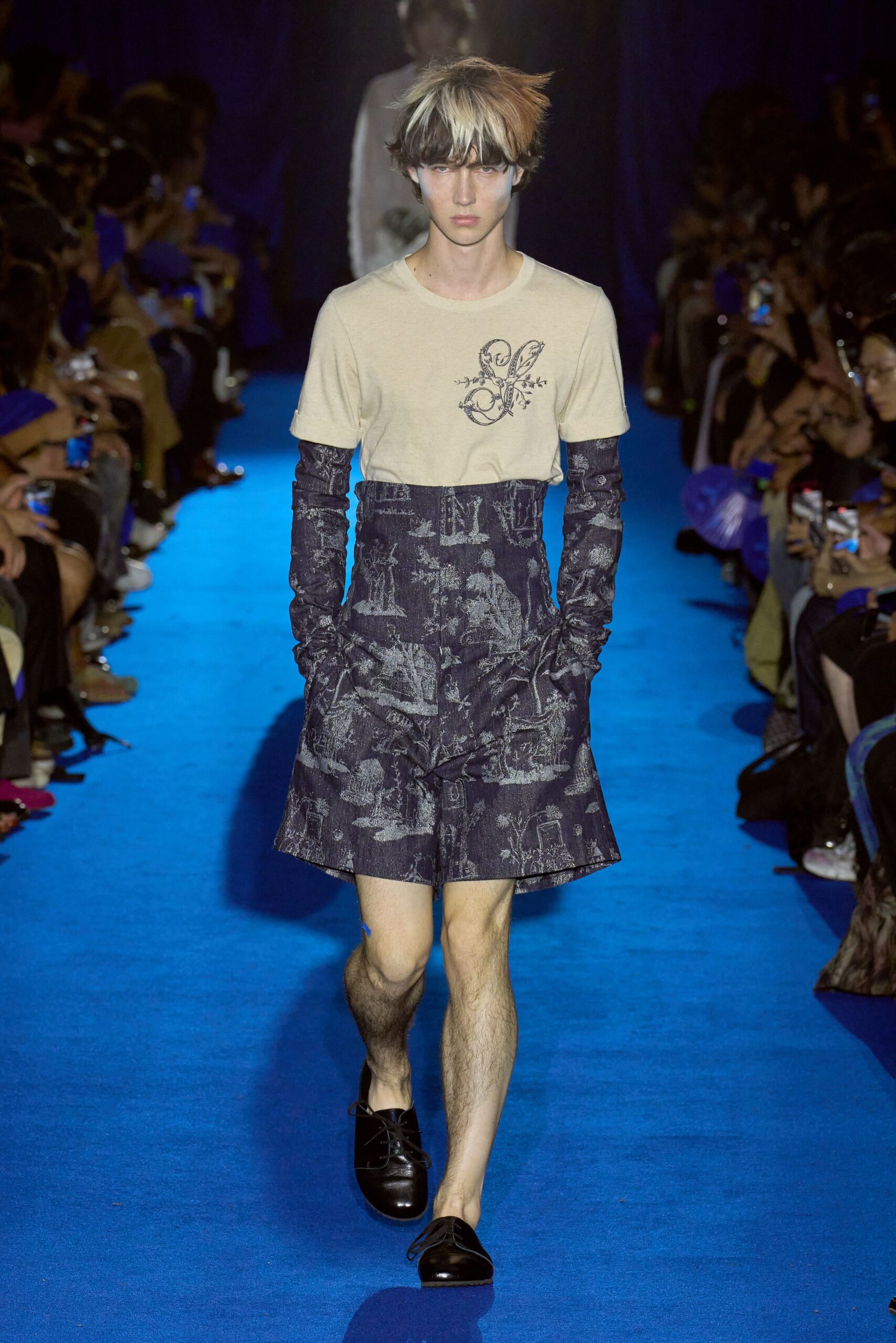 blue cotton fitted printed short shorts