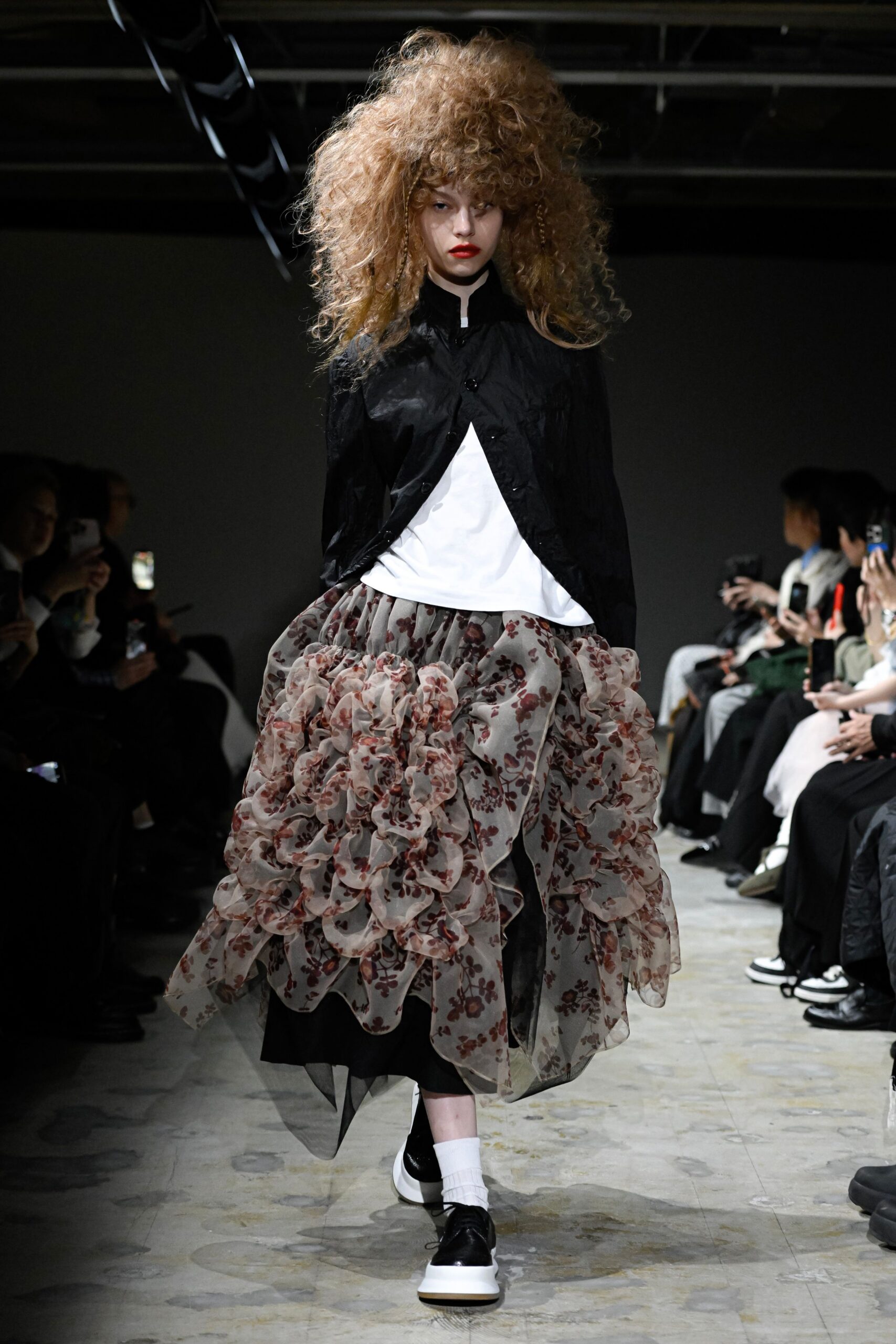 black silk long-sleeve collared fitted buttoned jacket