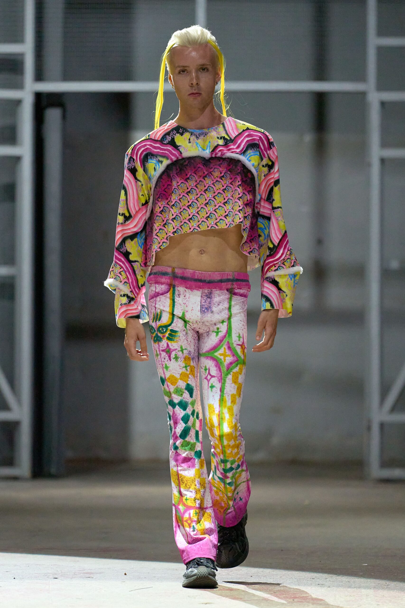 pink long-sleeve fitted printed cropped top
