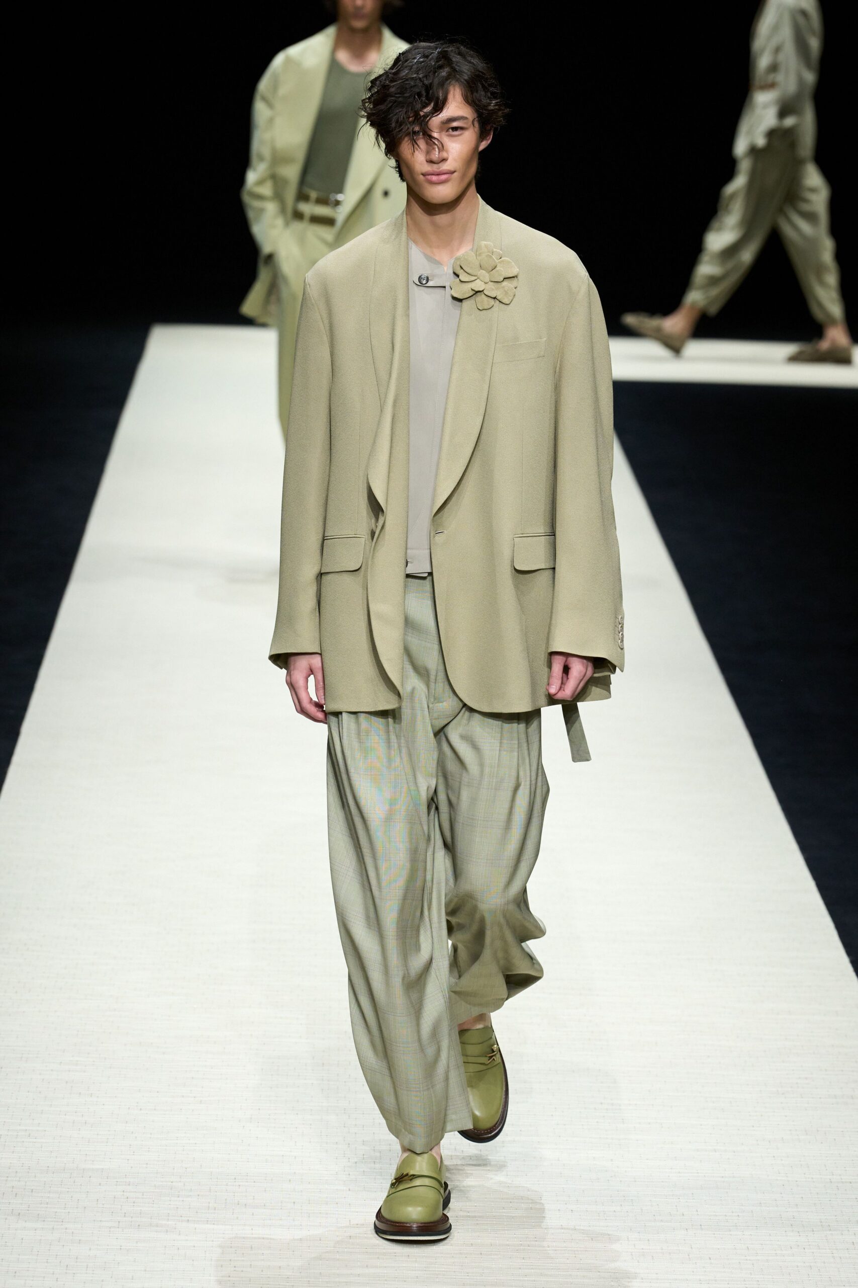 green long-sleeve collared relaxed blazer