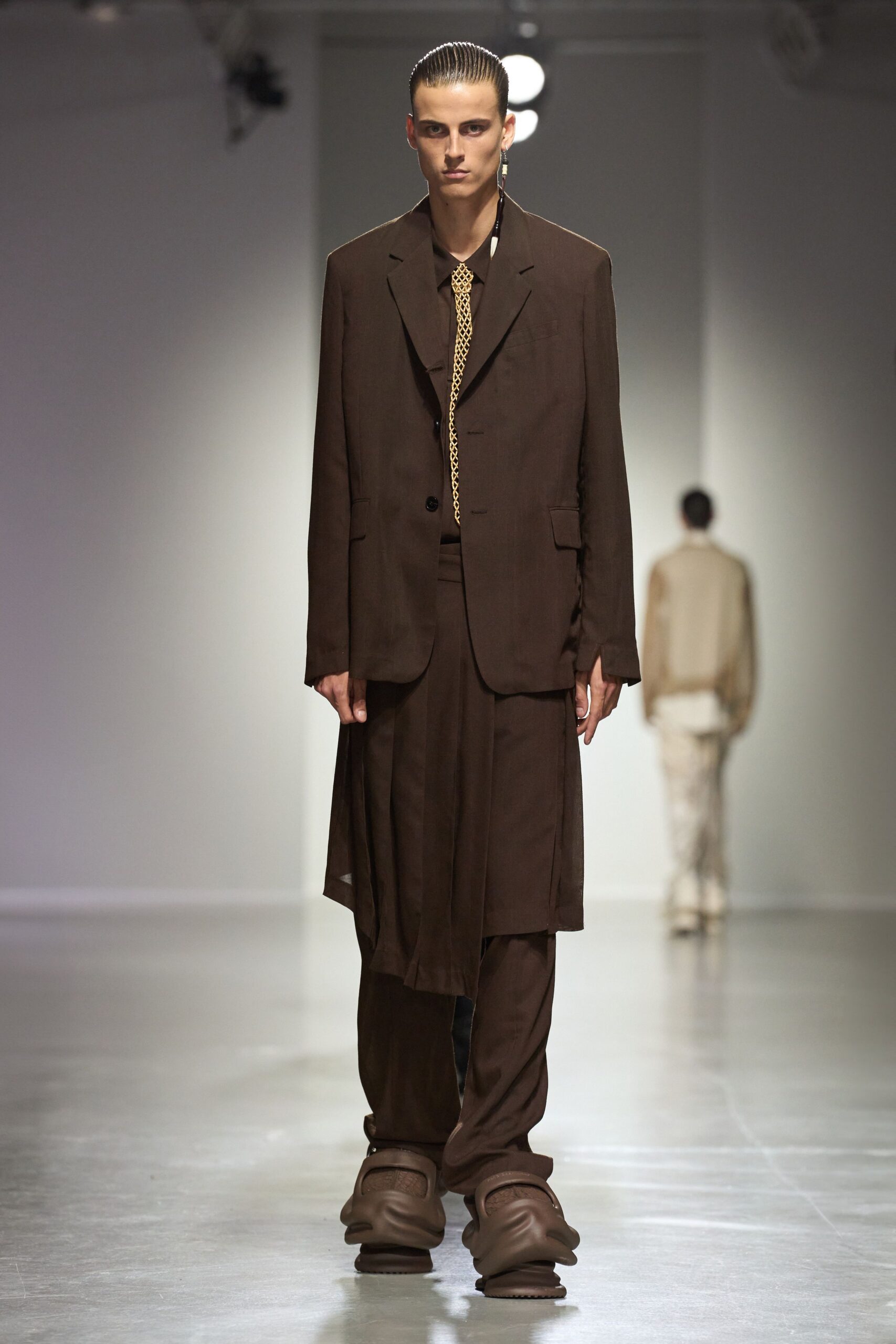 brown cotton long-sleeve collared relaxed buttoned suit