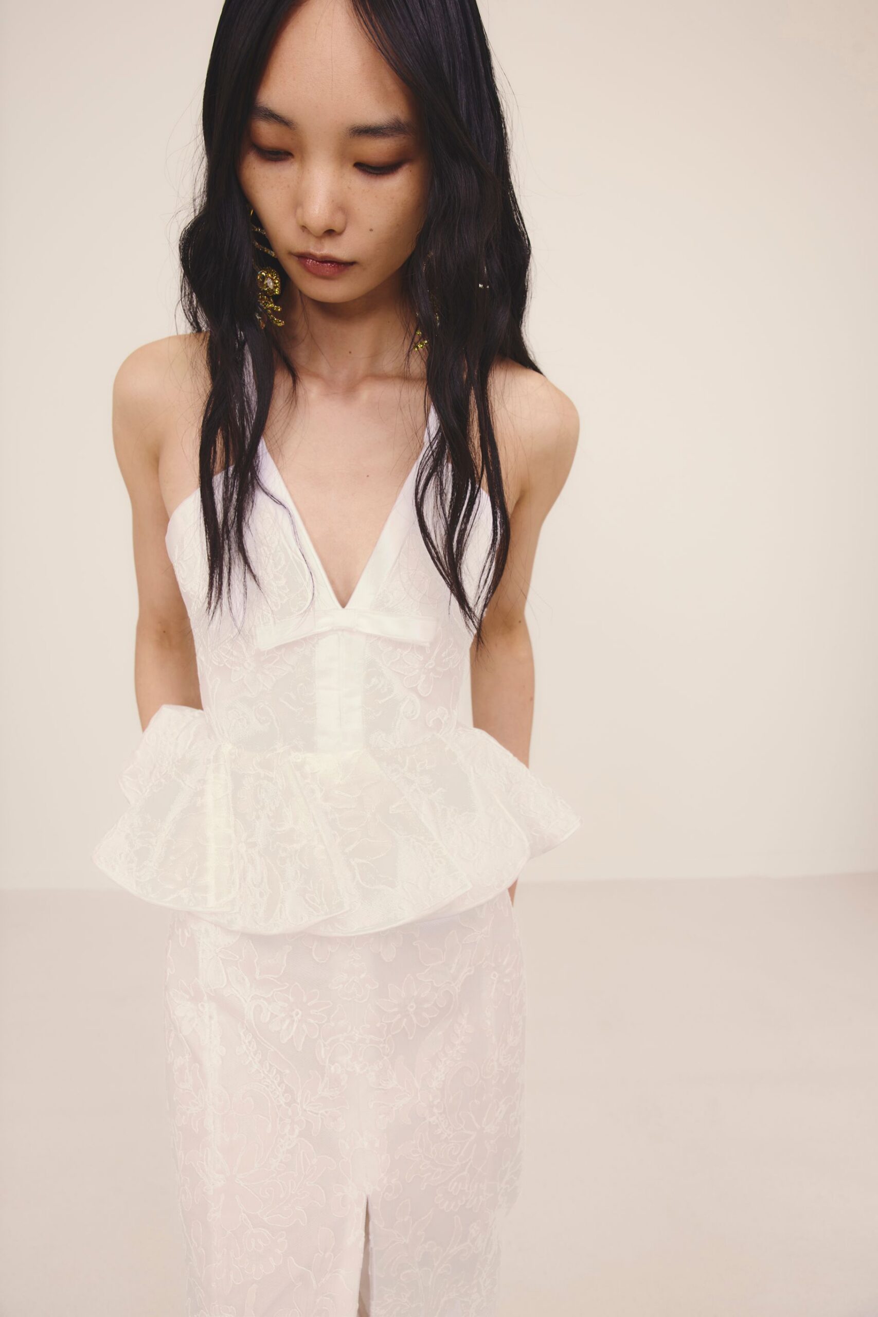 white lace sleeveless dress