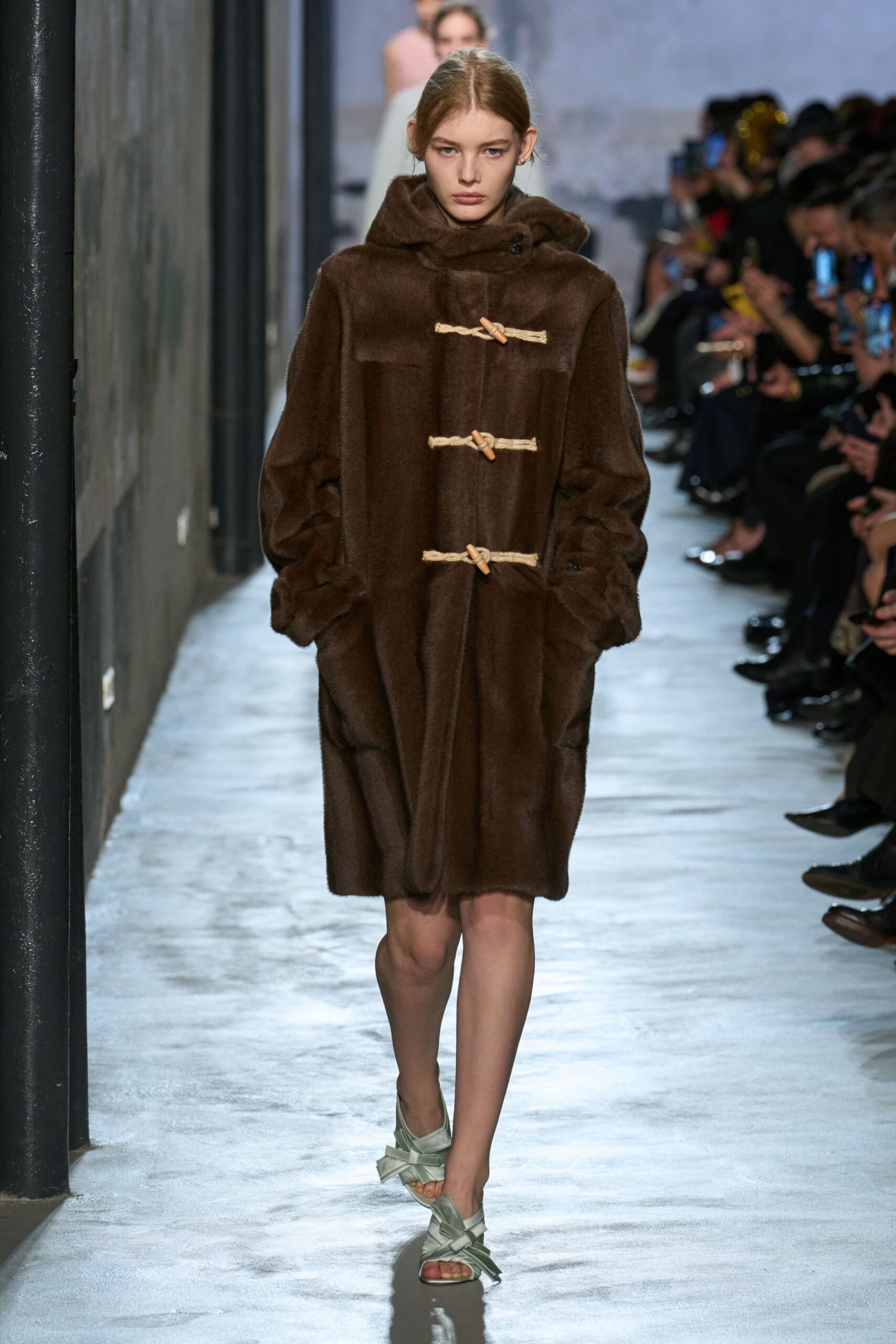 brown faux-fur long-sleeve hooded relaxed buttoned coat