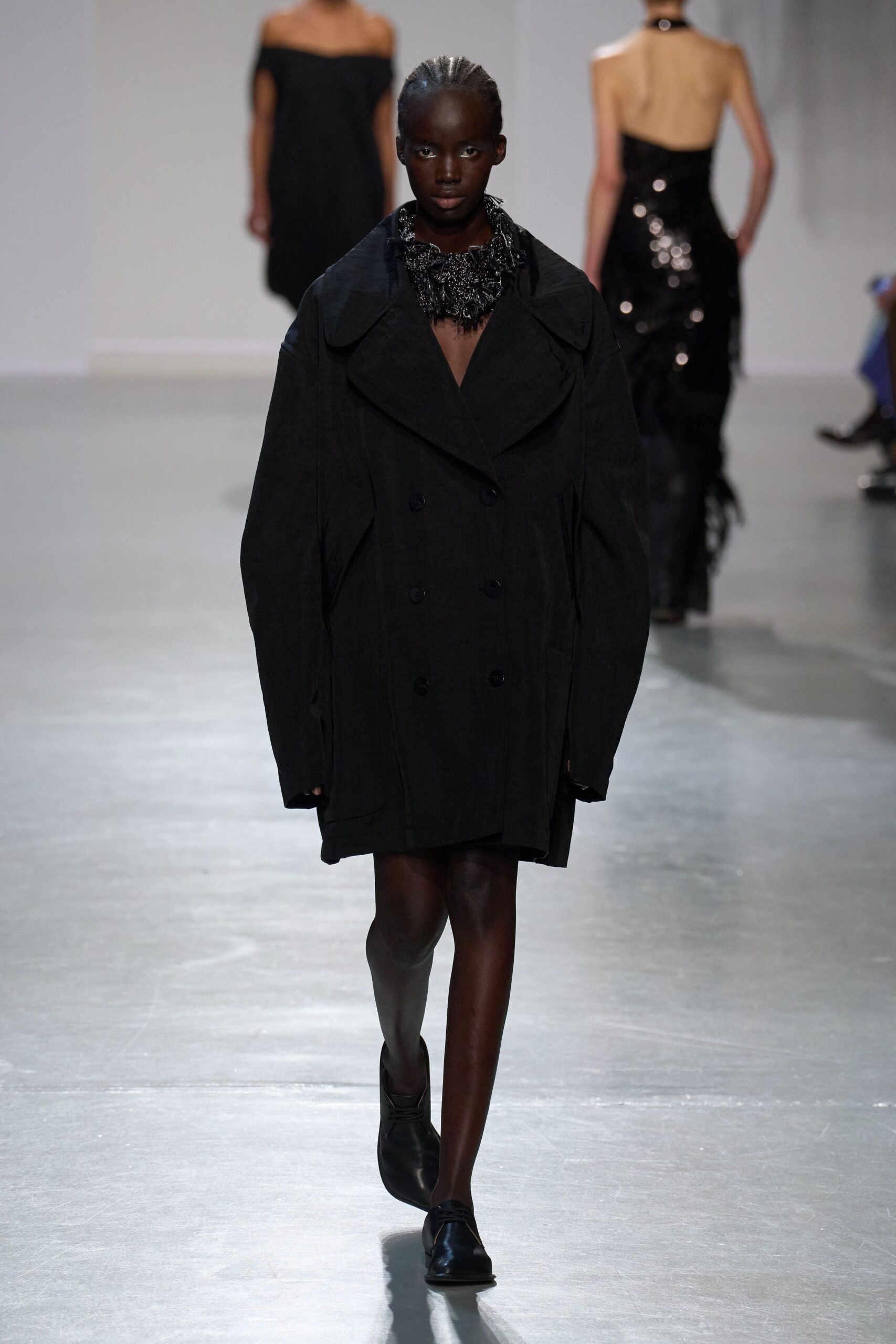 black cotton long-sleeve collared oversized coat