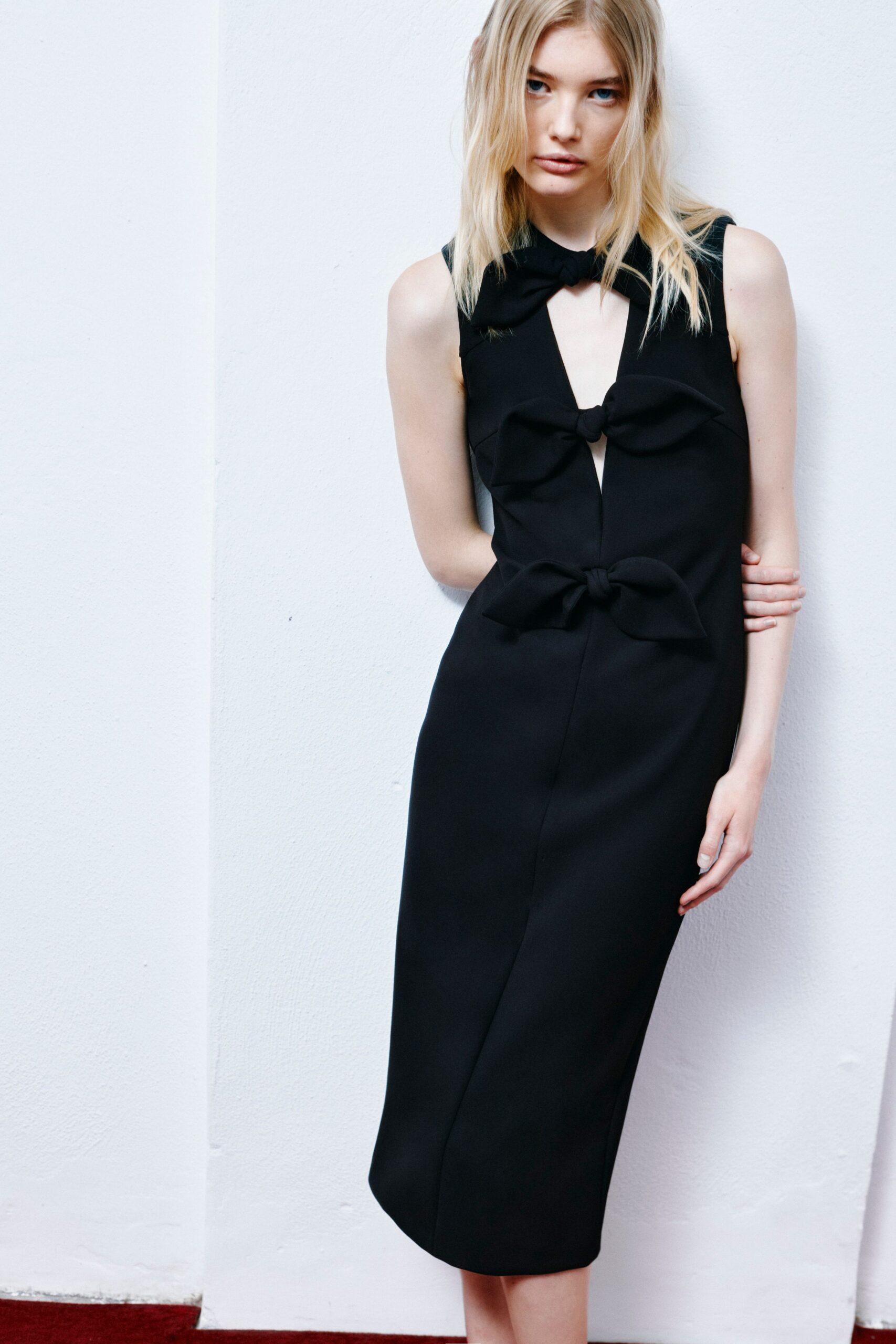 black fitted sleeveless dress