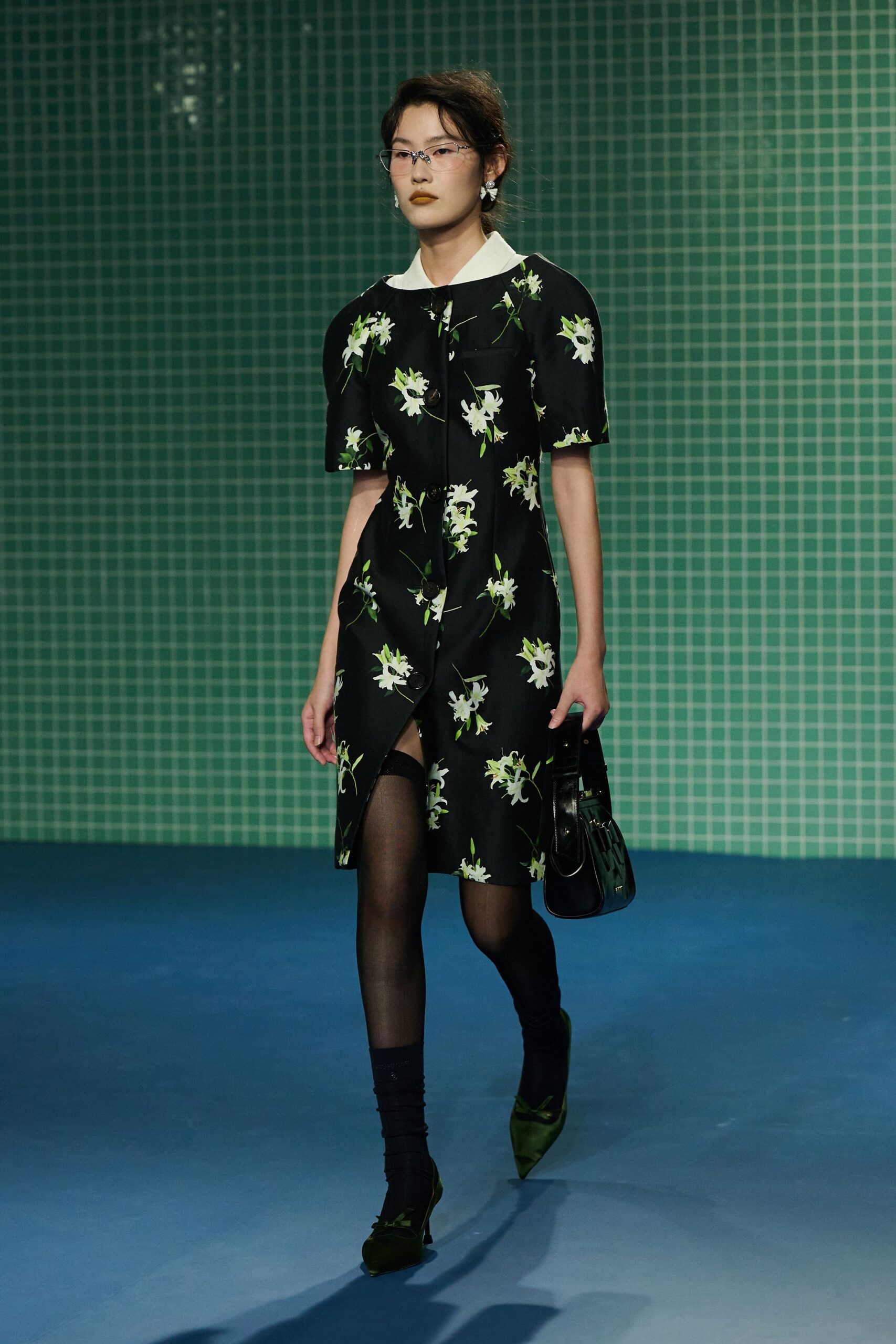 black cotton short-sleeve v-neck fitted floral buttoned dress