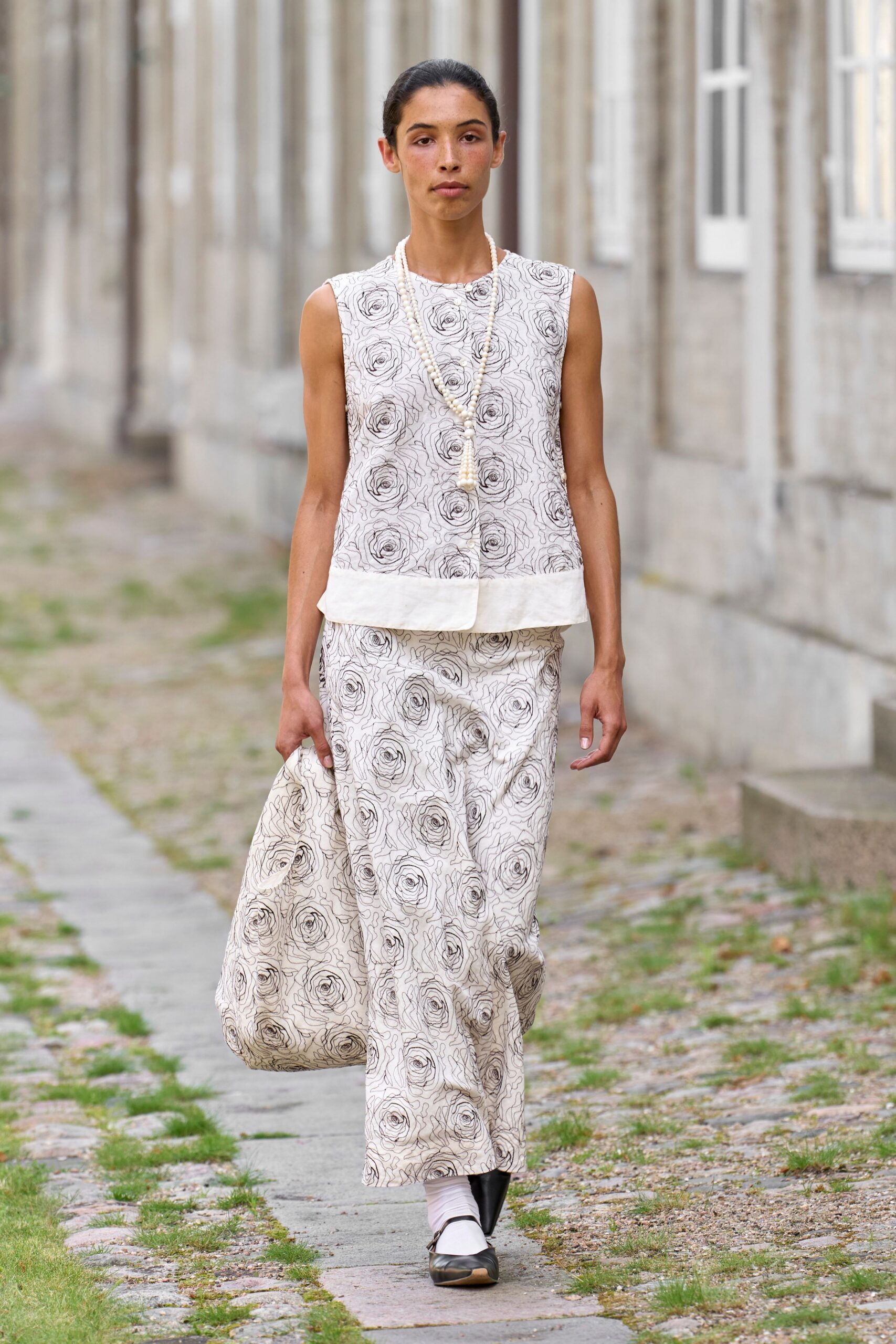 white lace sleeveless collared fitted embroidered top
