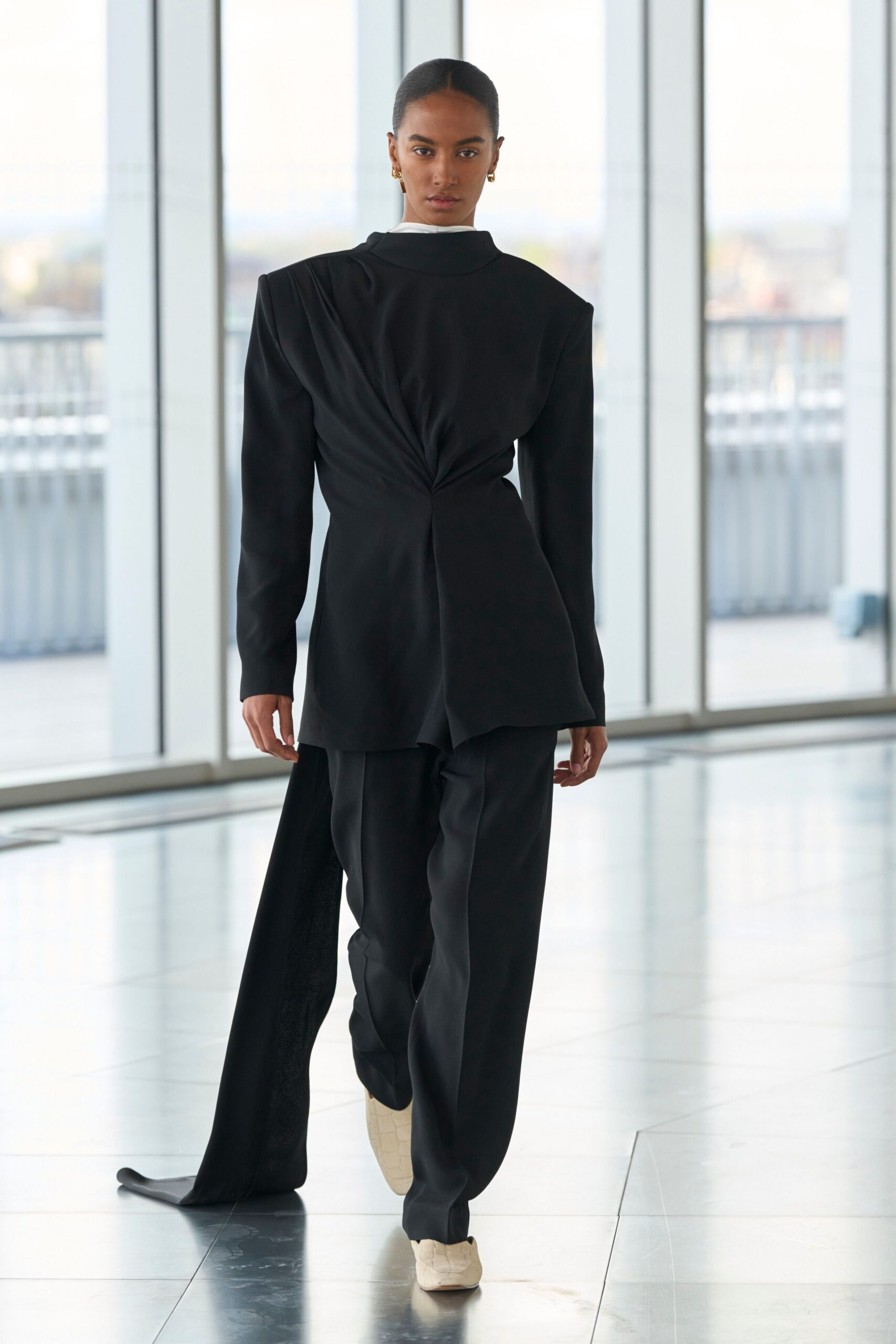 black cotton long-sleeve collared structured blazer