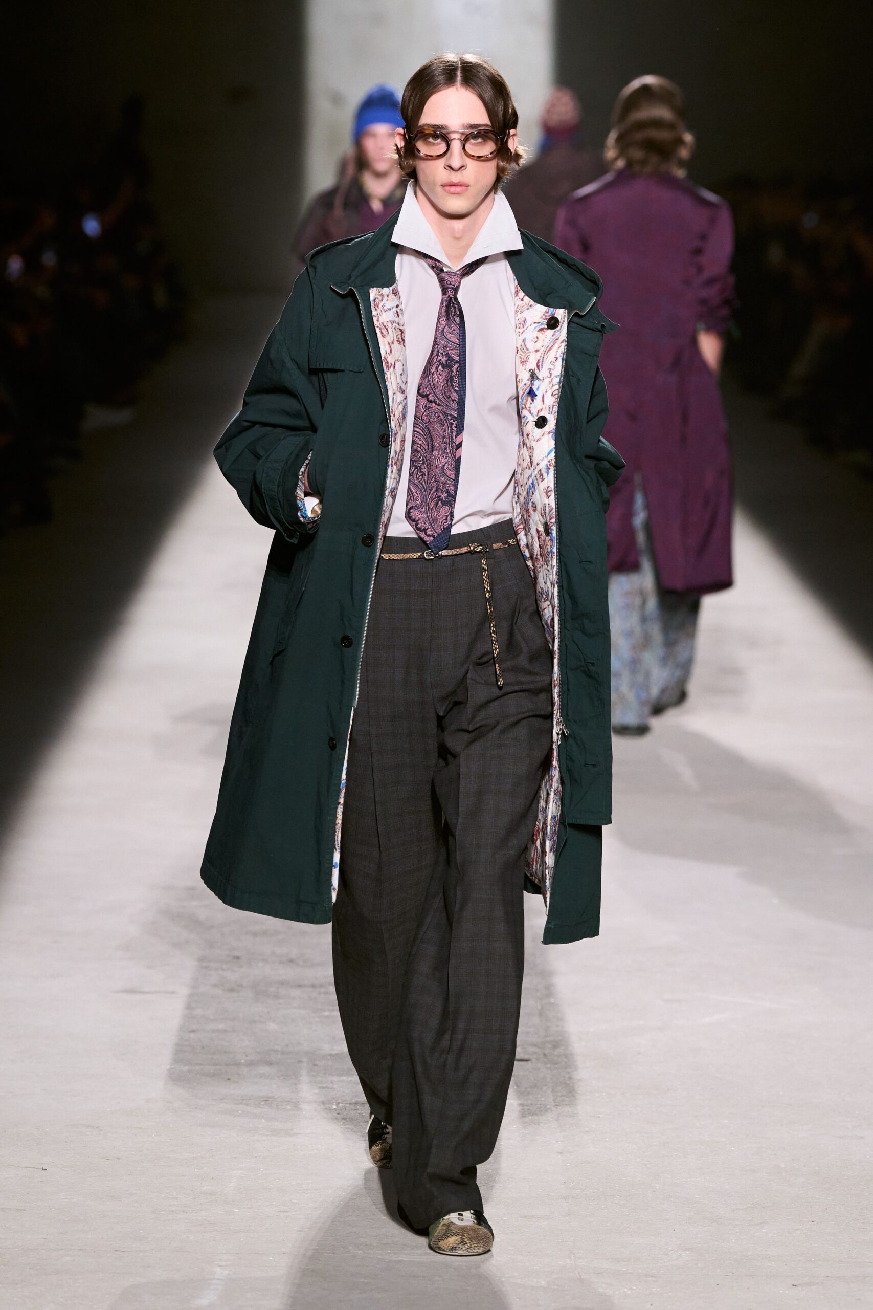 green cotton long-sleeve collared relaxed buttoned coat