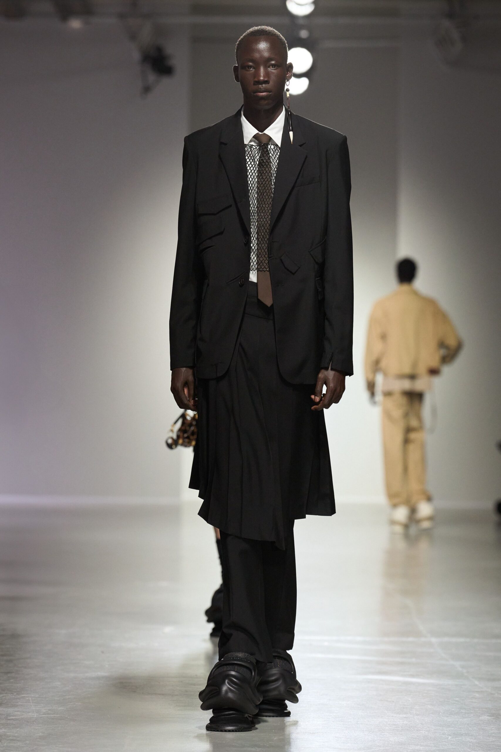 black cotton long-sleeve collared tailored buttoned suit