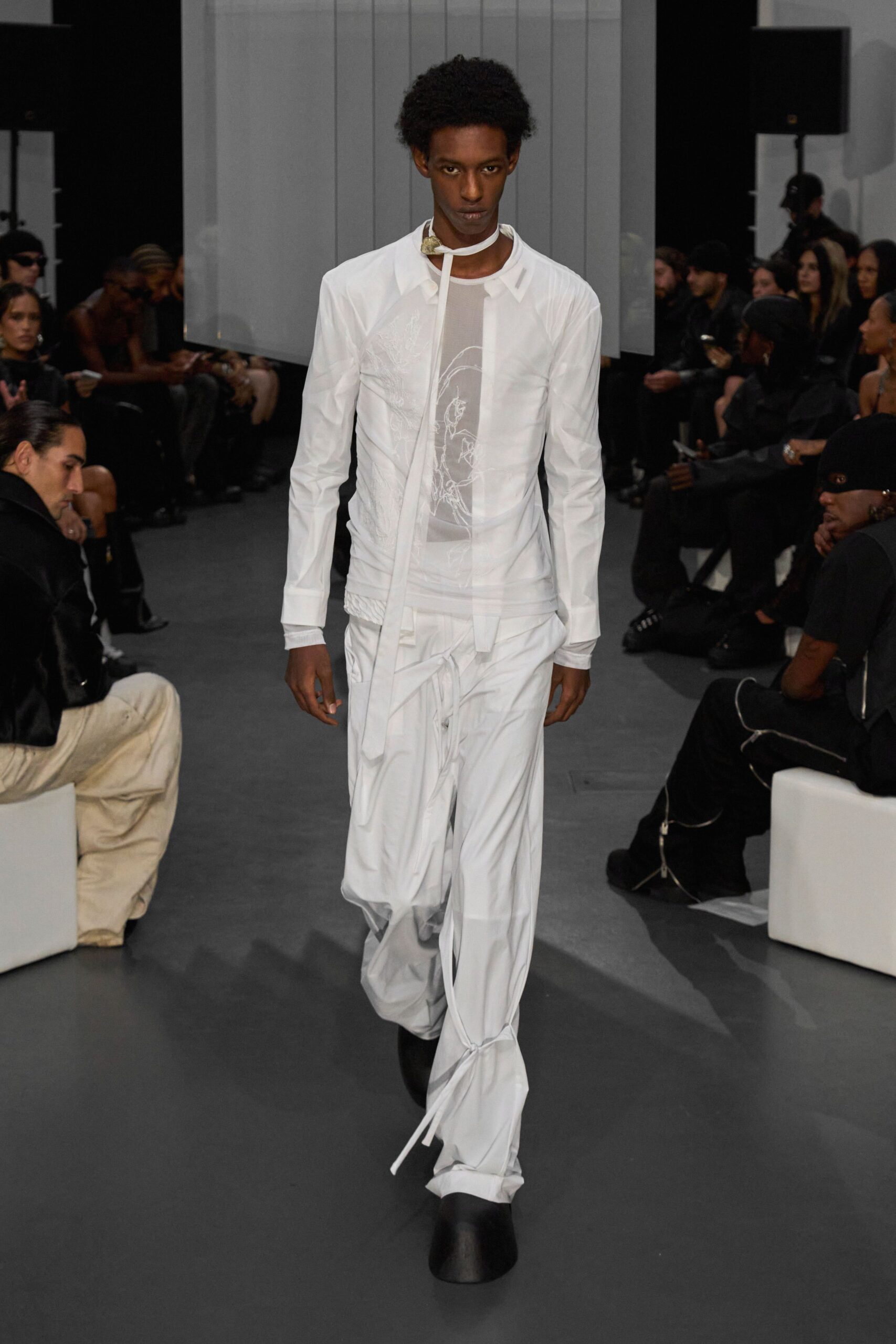 white cotton relaxed zippered pants