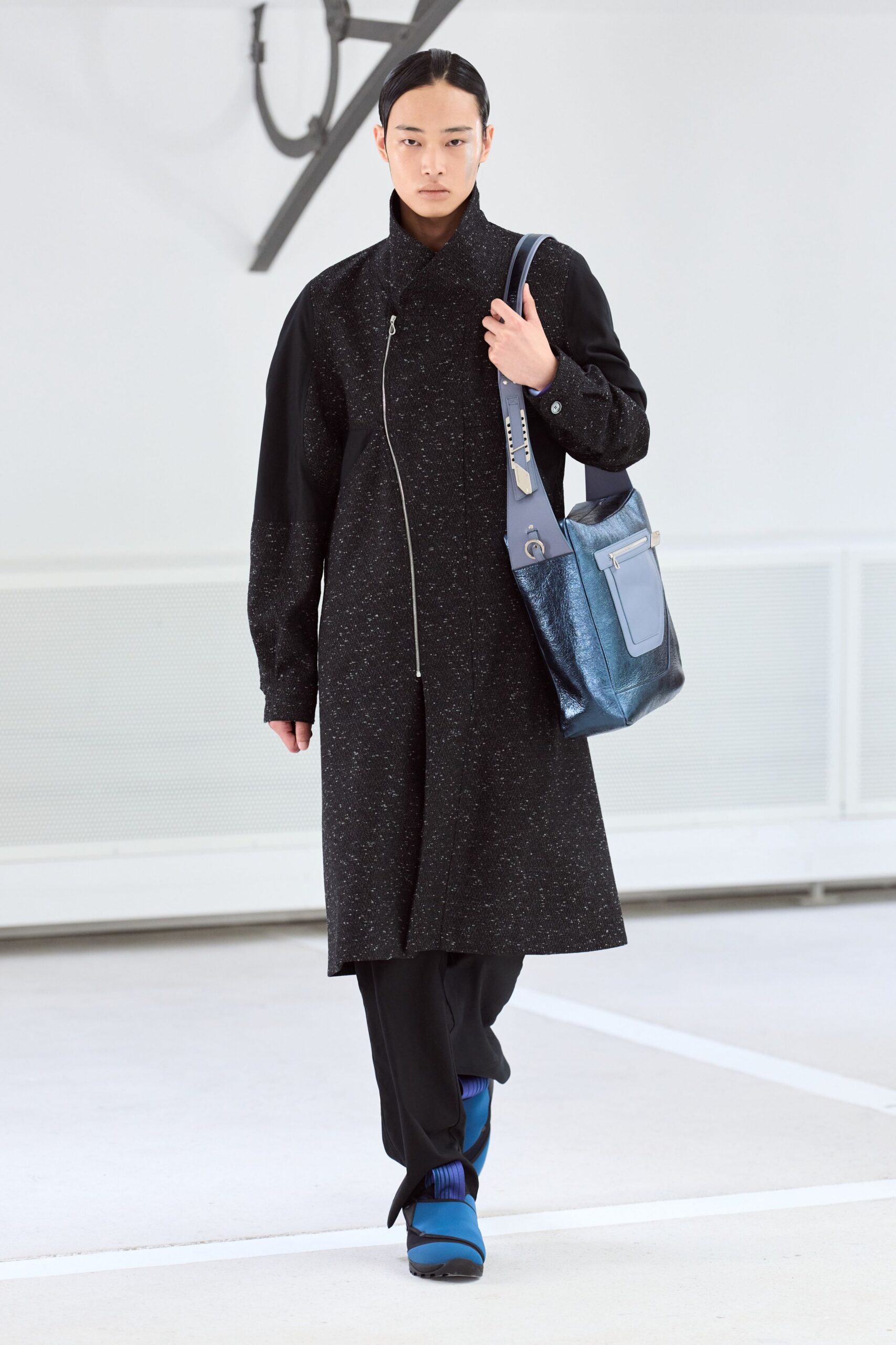 black wool long-sleeve collared relaxed zippered coat