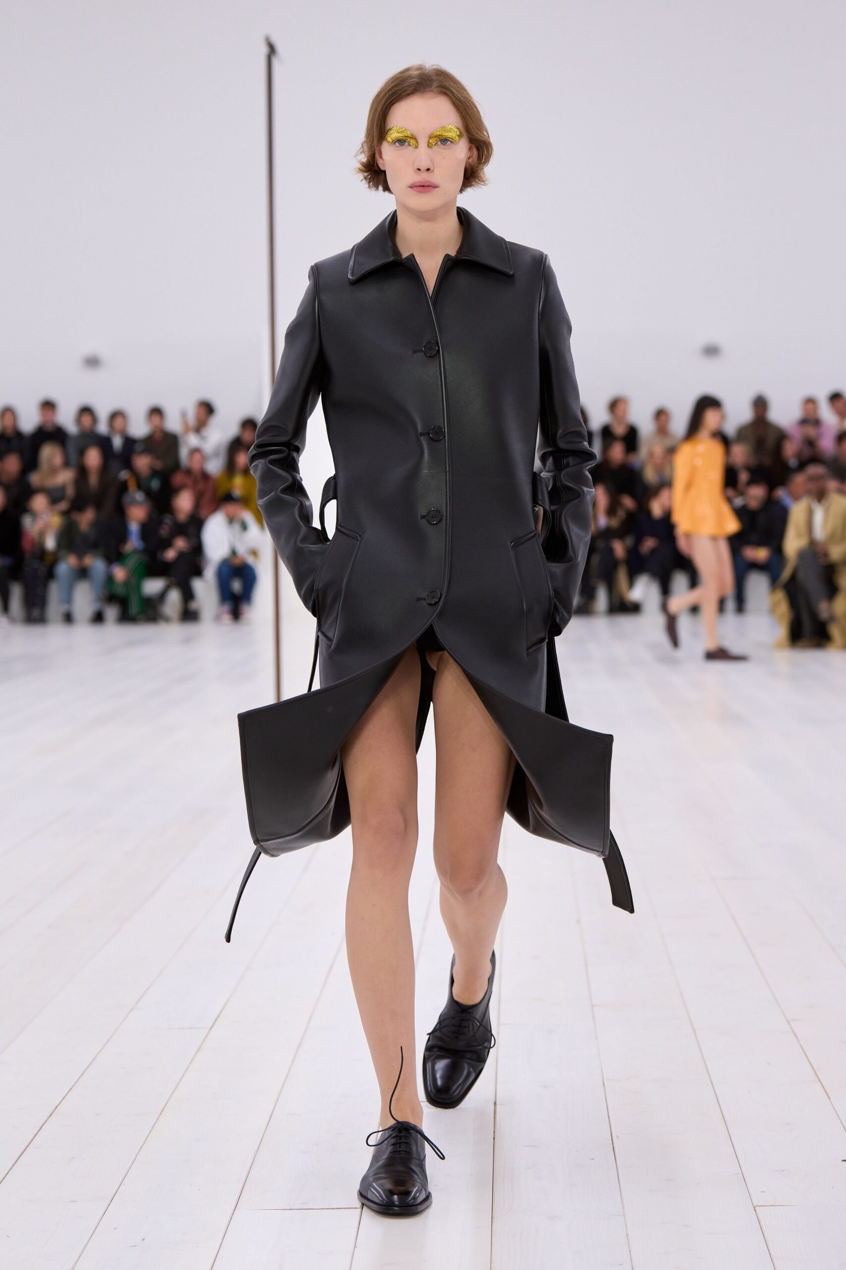 black leather long-sleeve collared fitted coat