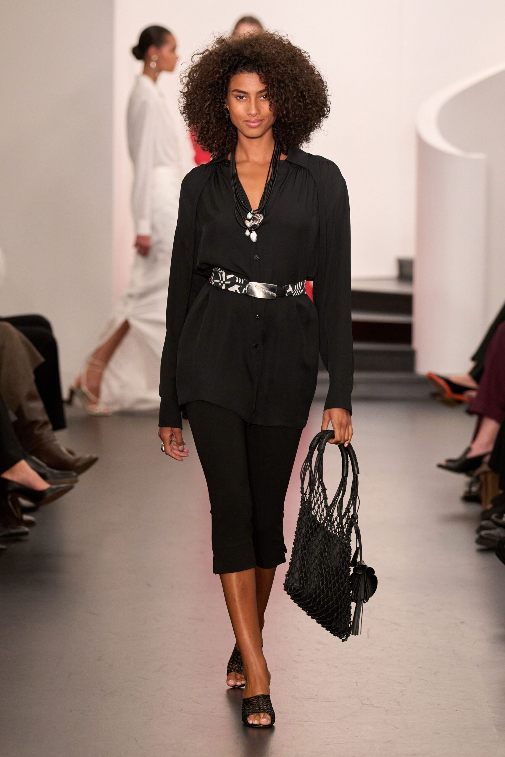 black cotton fitted straight-leg cropped pants