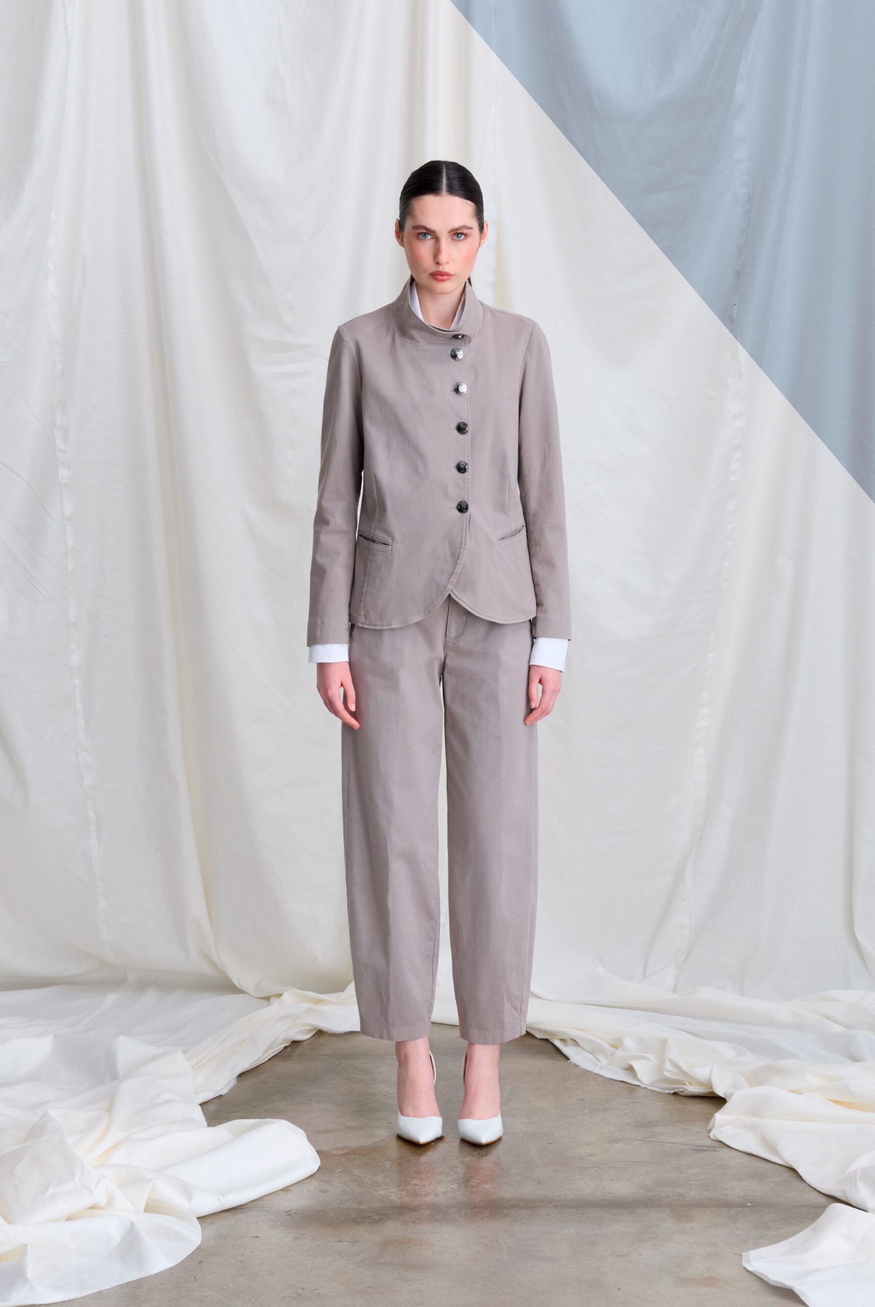 gray cotton long-sleeve collared tailored buttoned suit