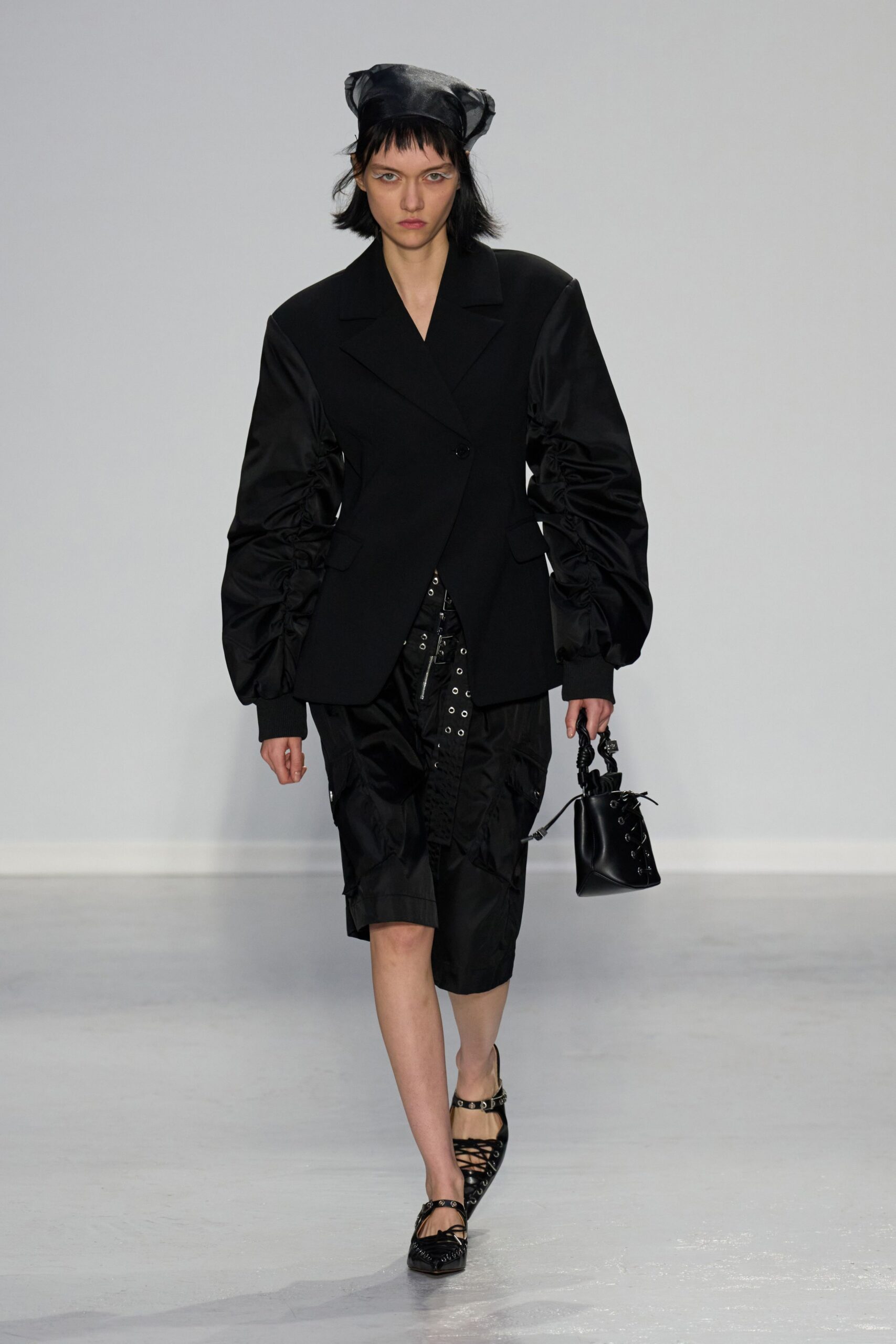 black cotton long-sleeve collared structured pleated blazer