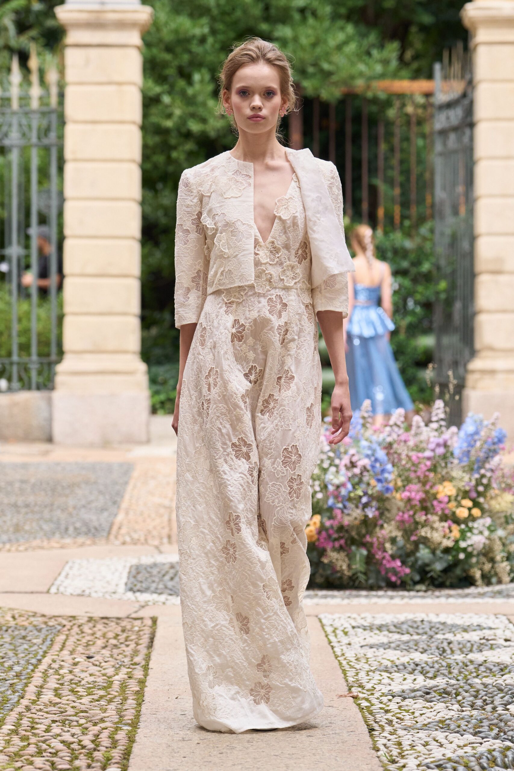 ivory lace short-sleeve structured cape