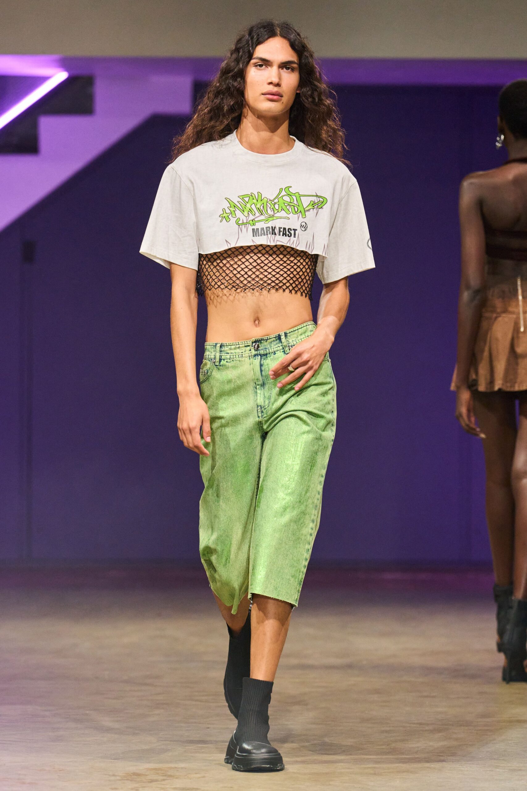 gray cotton short-sleeve fitted printed cropped top