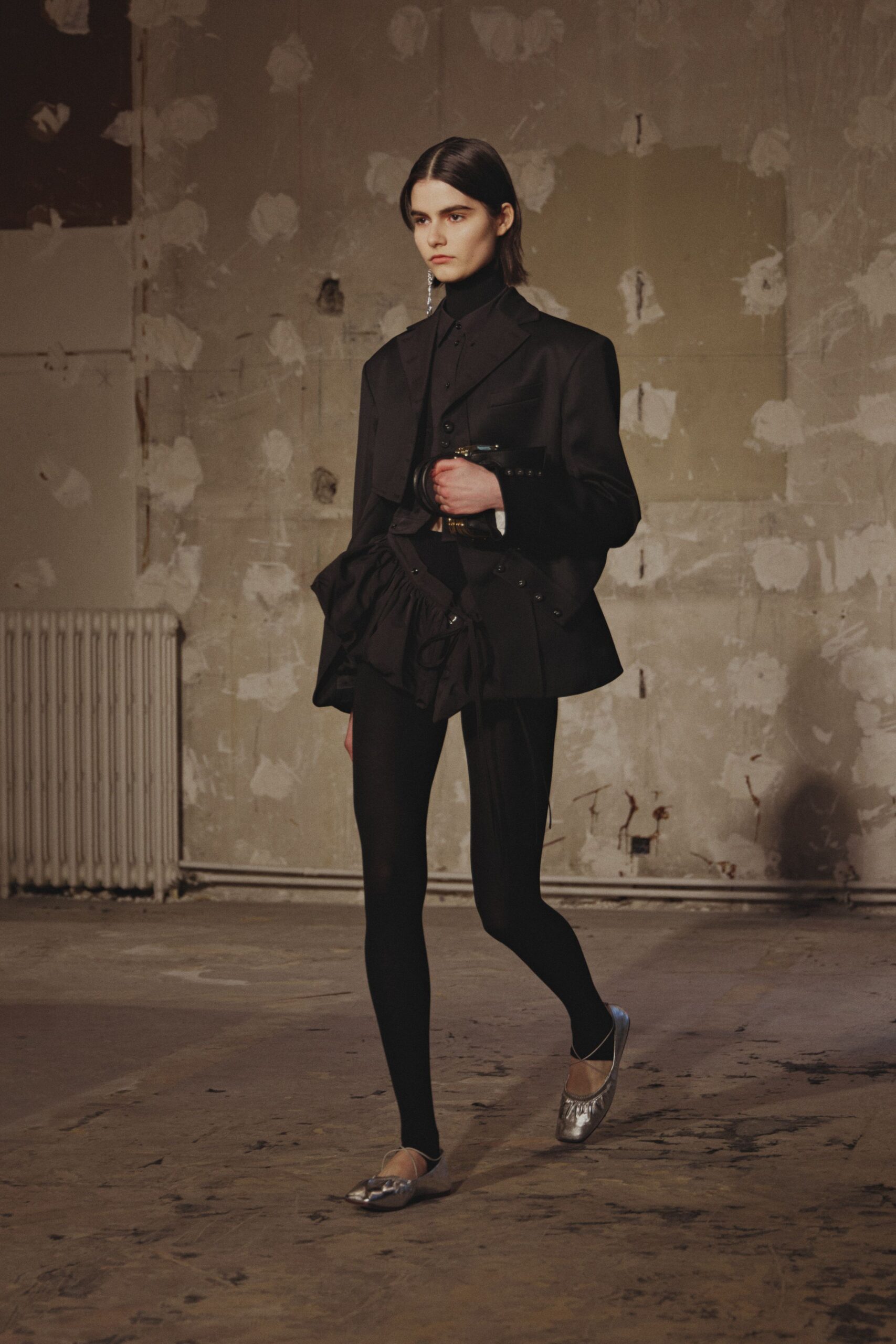 black cotton long-sleeve collared fitted pleated blazer
