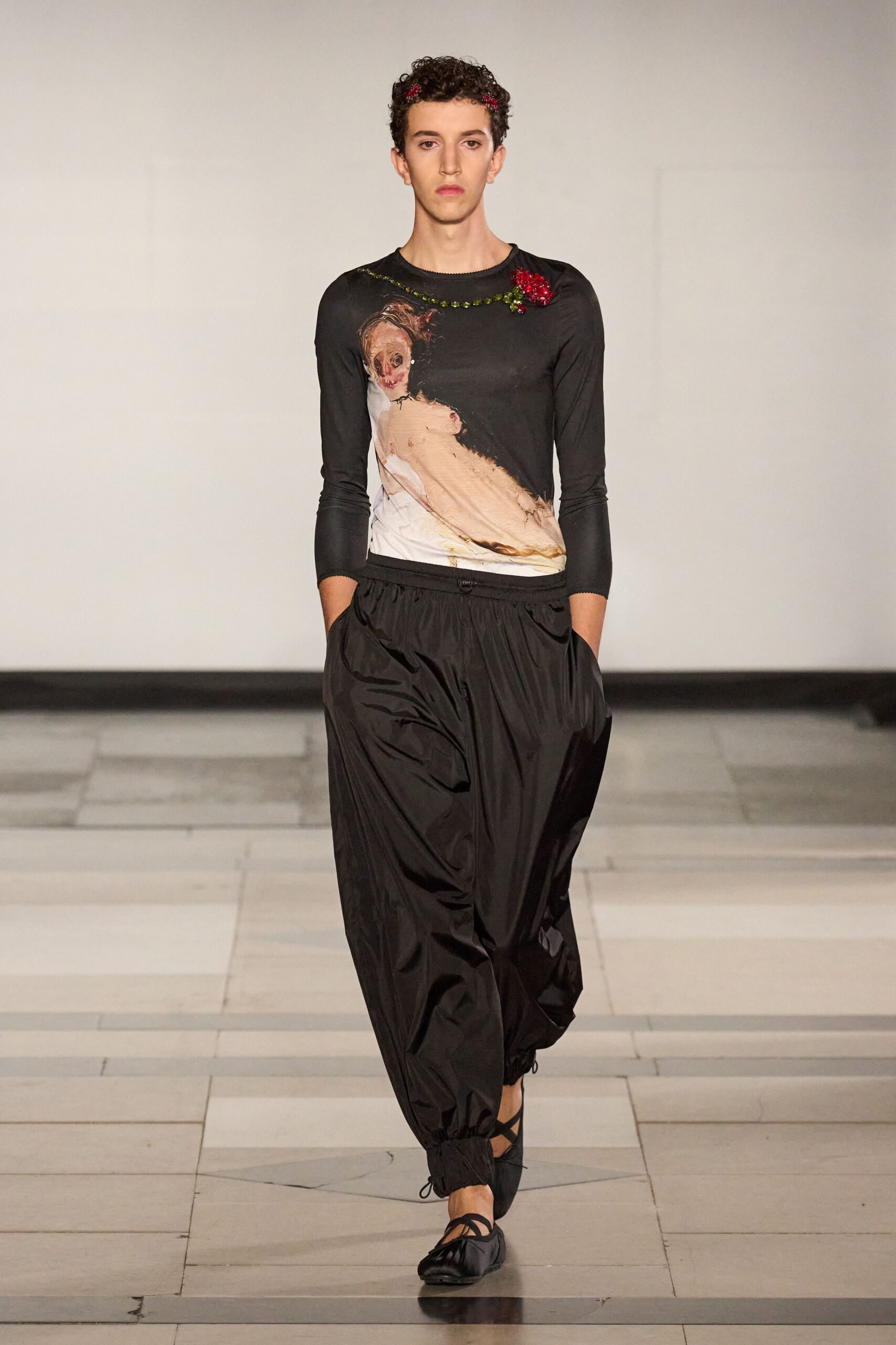 black cotton long-sleeve scoop-neck fitted printed top