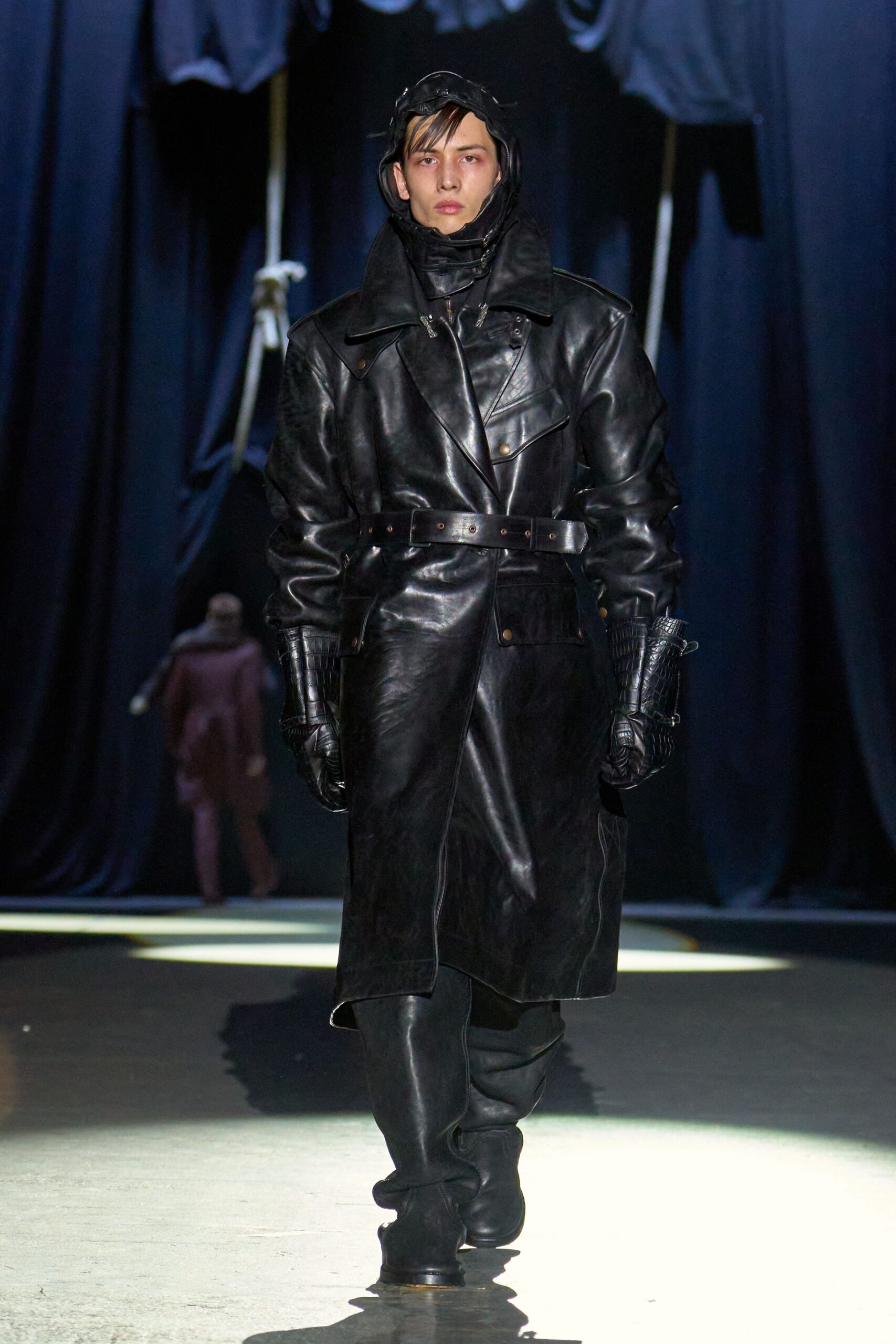 black leather long-sleeve collared fitted belted coat