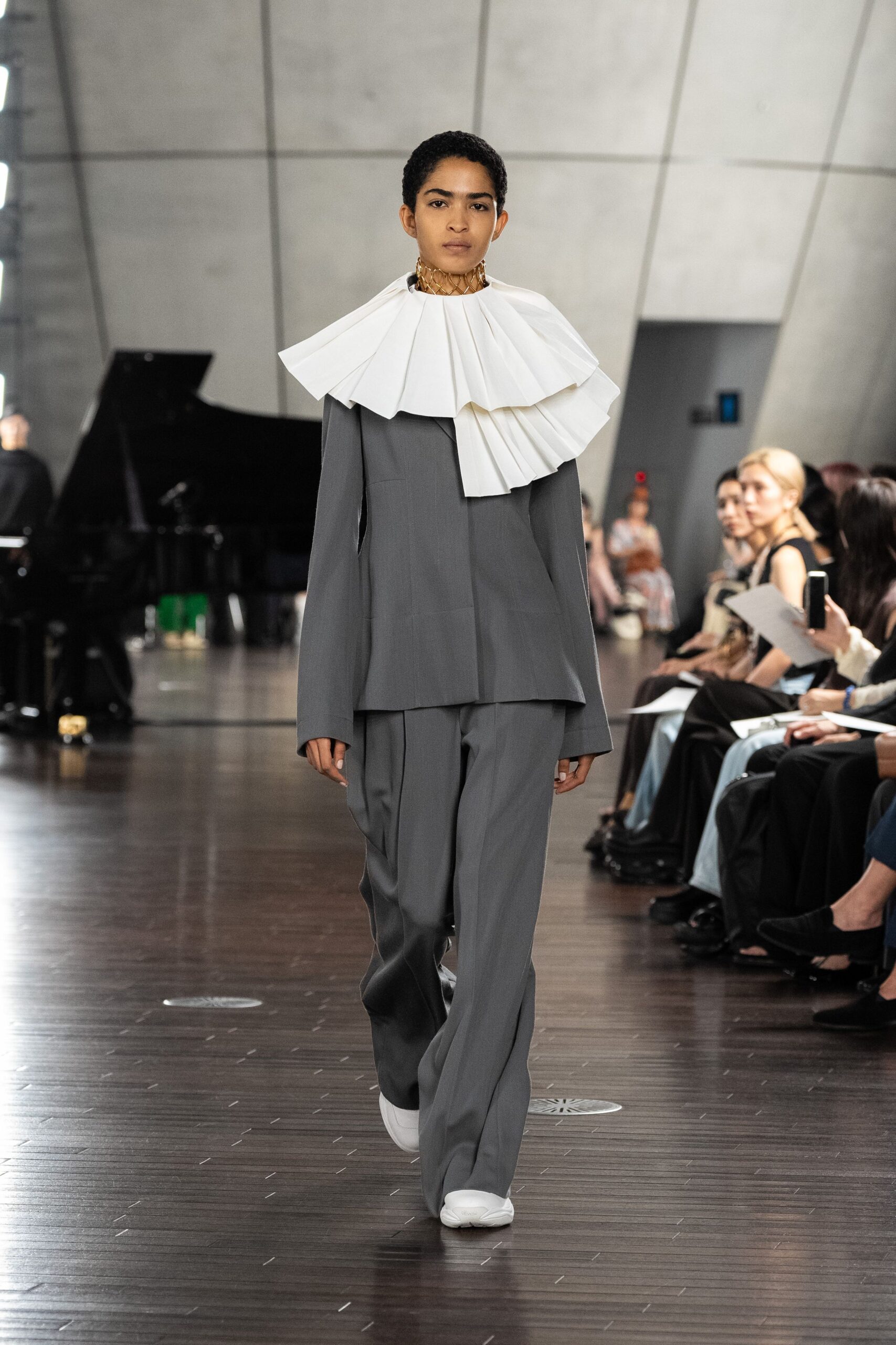 gray cotton long-sleeve collared tailored pleated suit