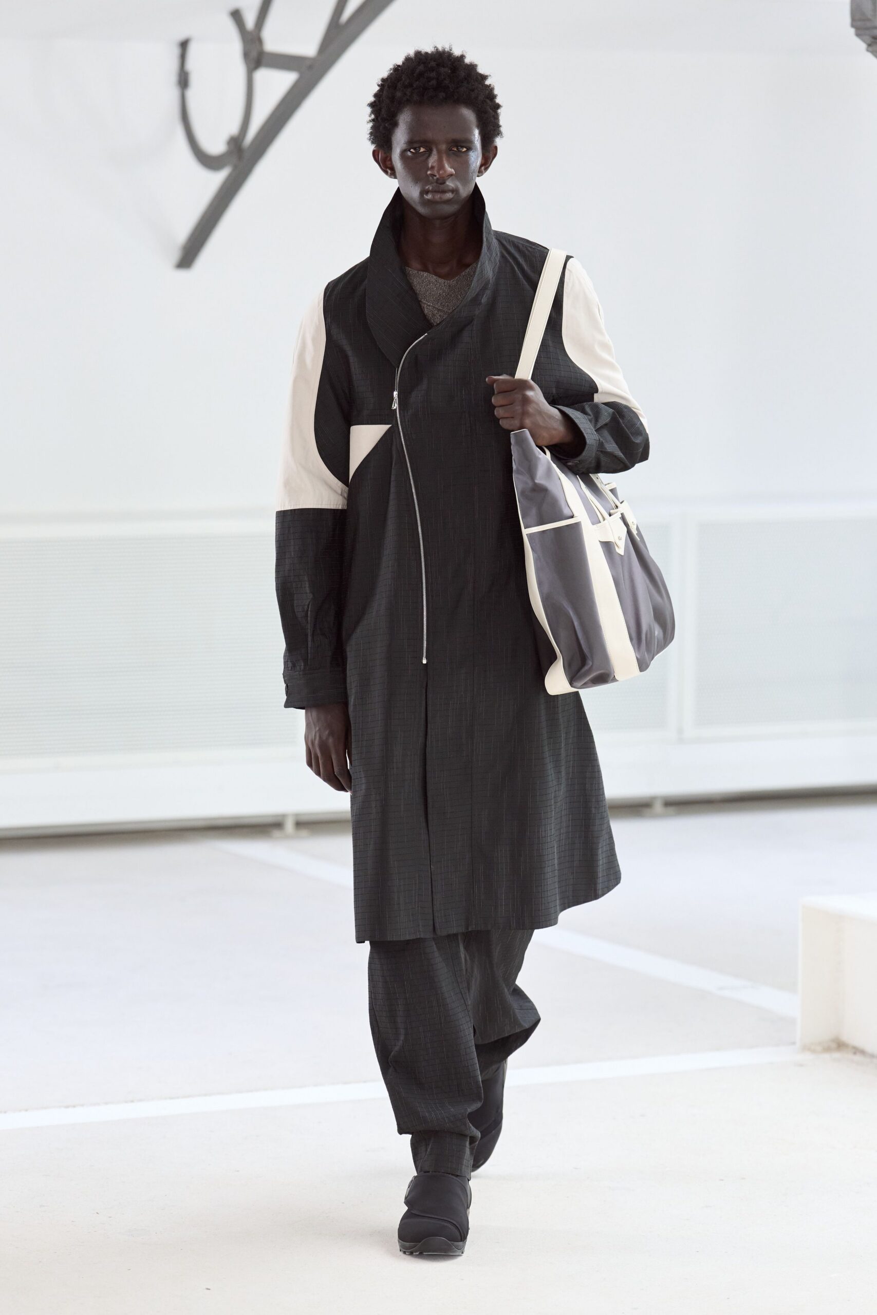 black cotton long-sleeve collared relaxed zippered coat