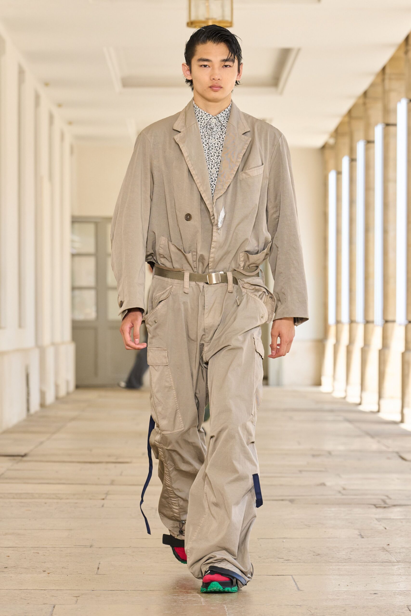 beige cotton long-sleeve collared relaxed buttoned zippered jacket