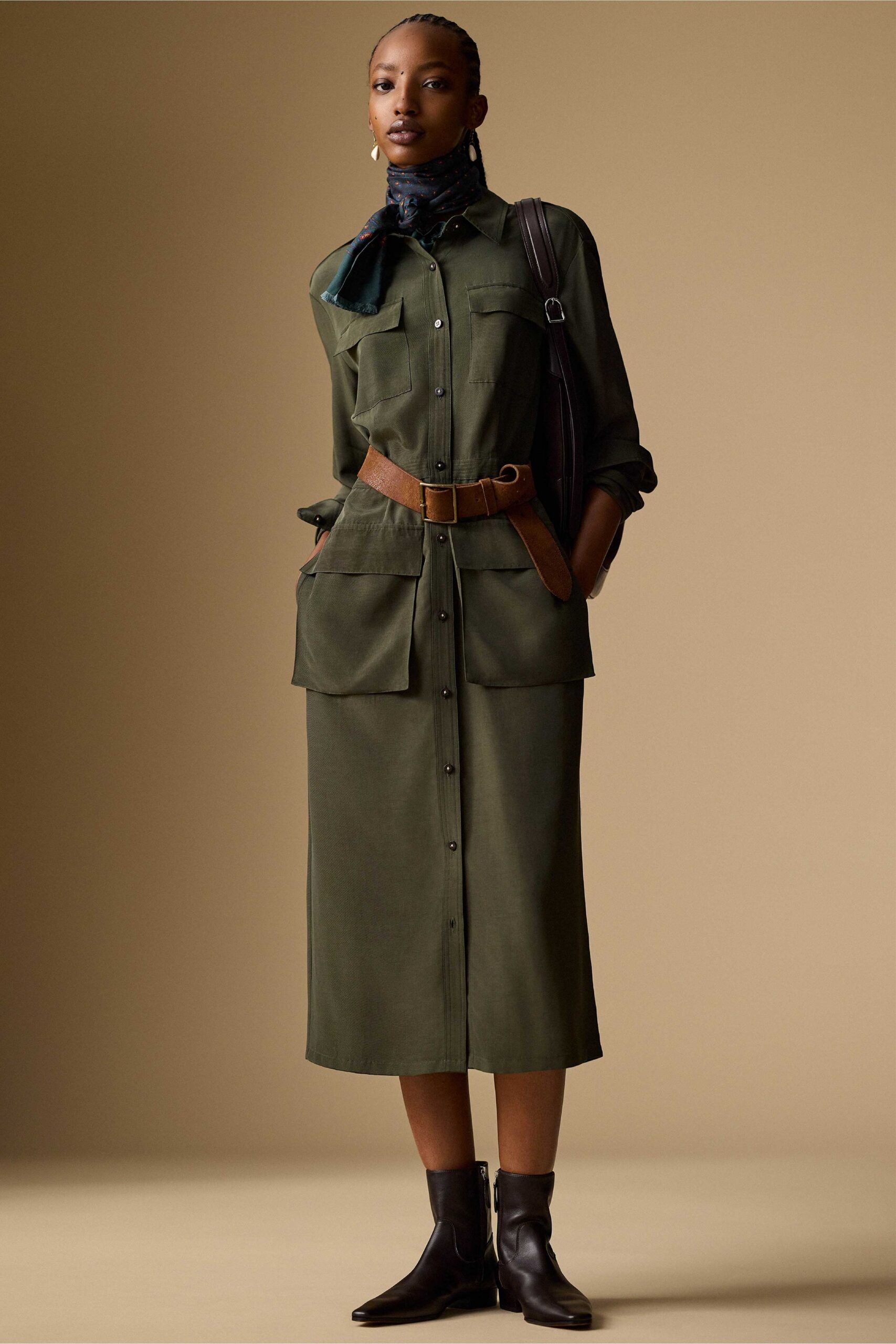 green cotton long-sleeve collared fitted buttoned pockets shirt-dress