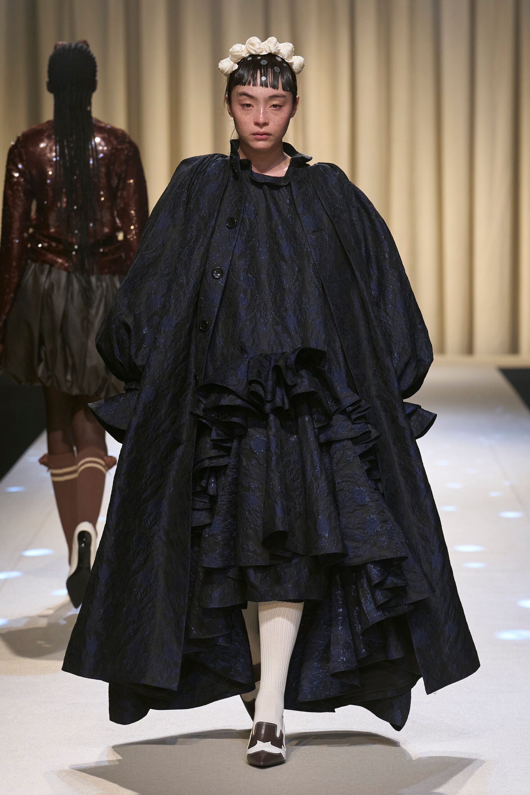 black silk long-sleeve collared oversized pleated coat