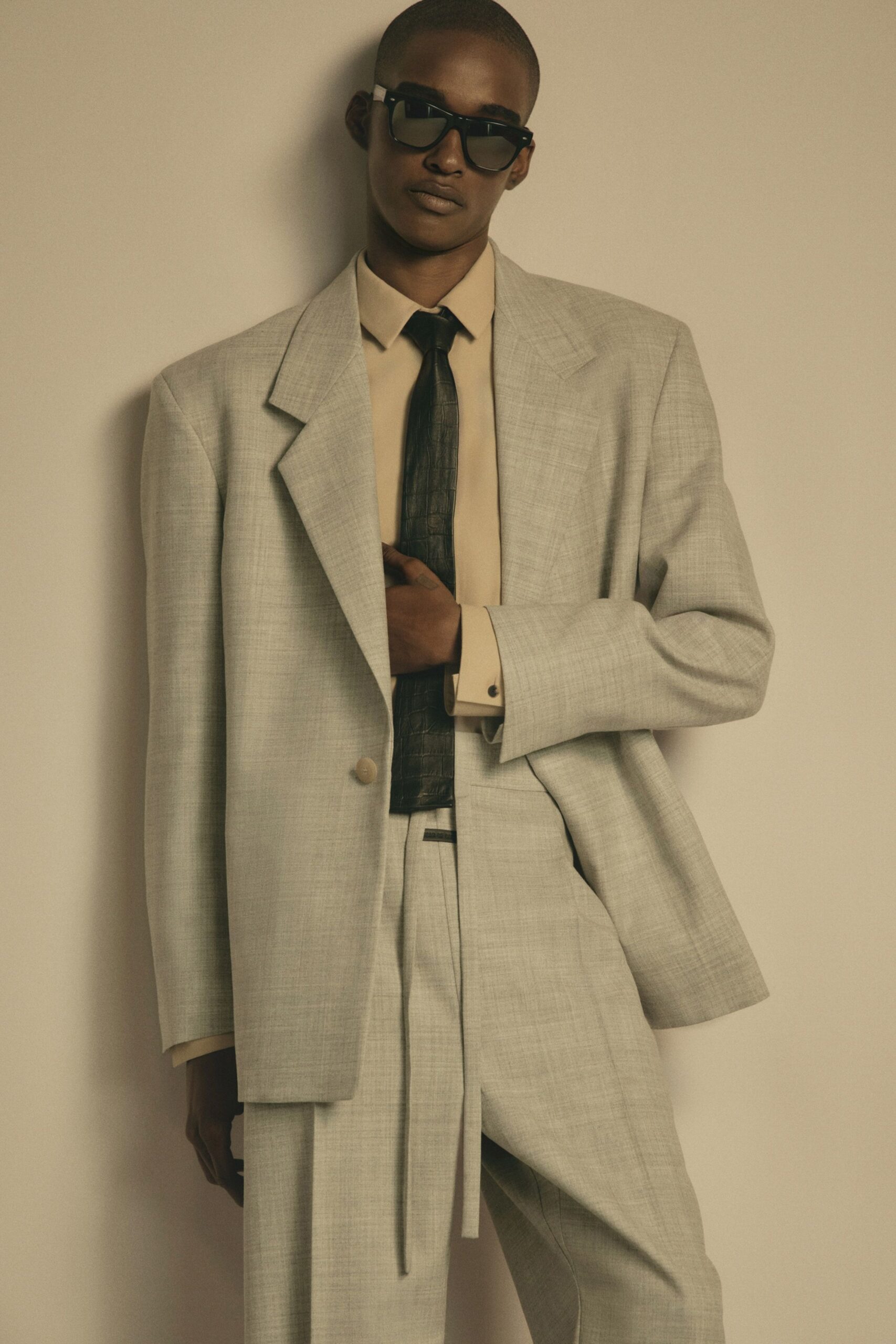 gray cotton long-sleeve collared tailored buttoned pleated suit
