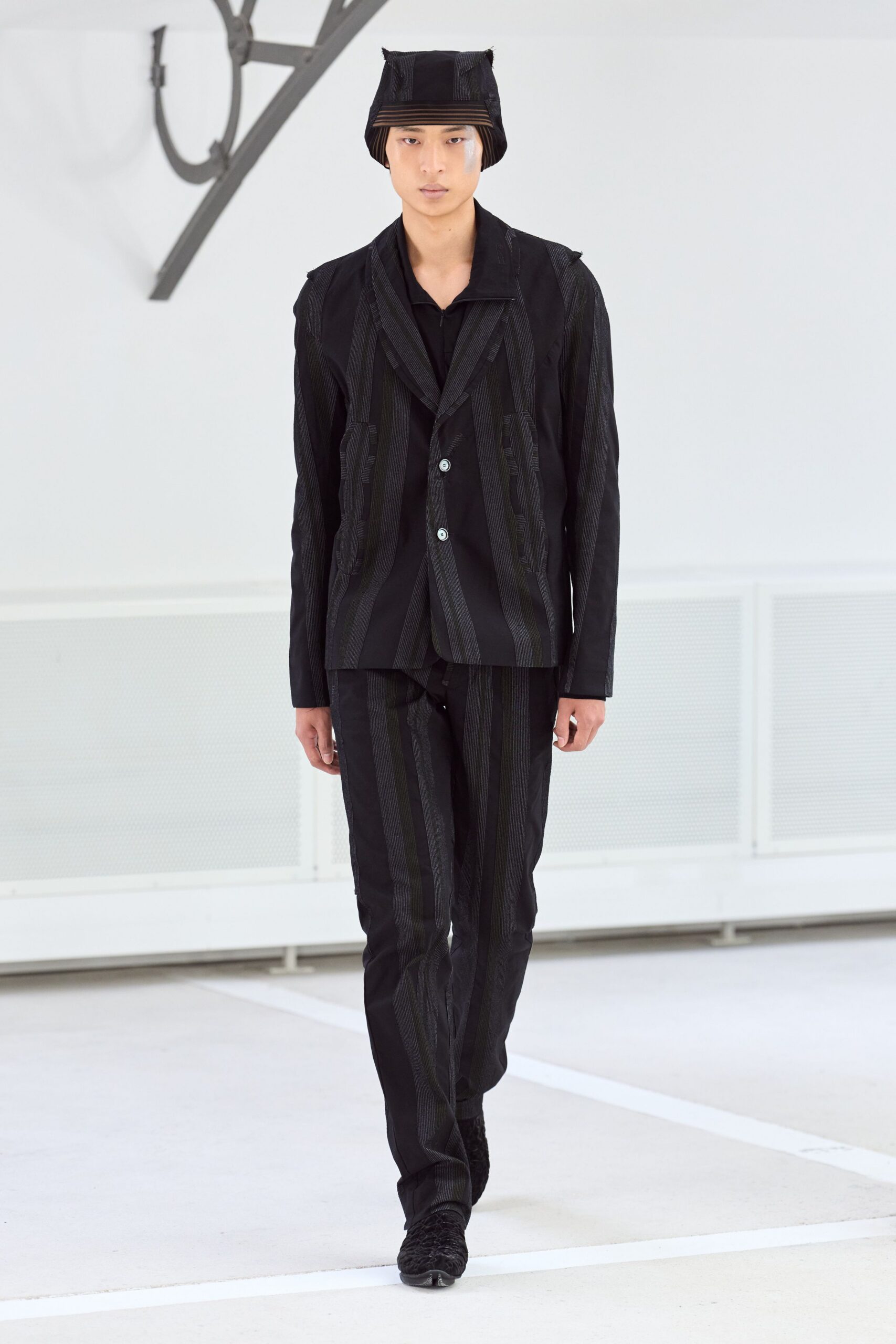 black cotton long-sleeve collared tailored striped buttoned suit