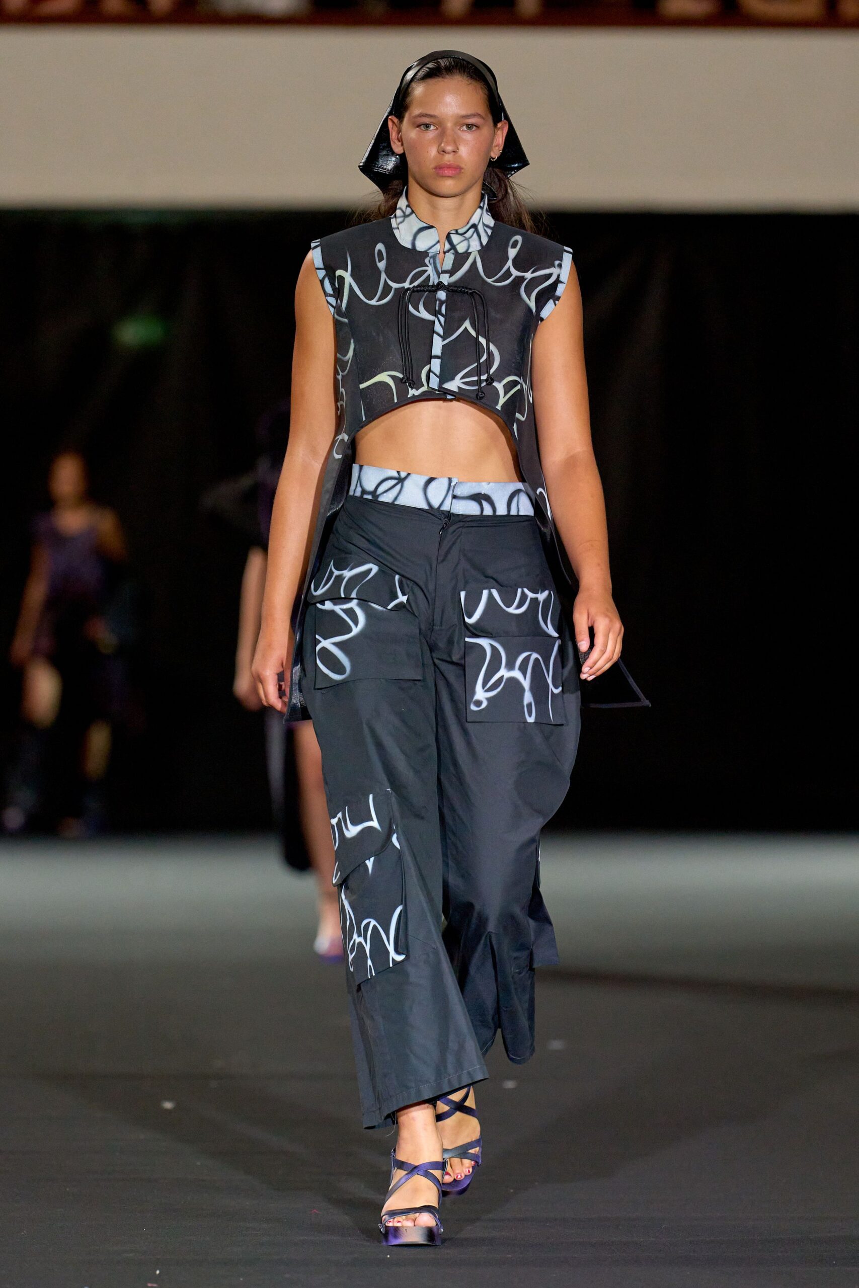 black cotton sleeveless collared fitted printed top