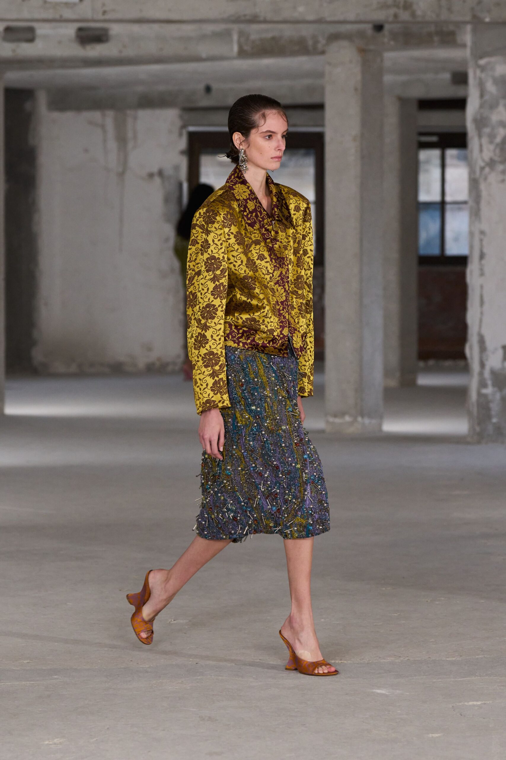 gold silk long-sleeve collared fitted embroidered jacket
