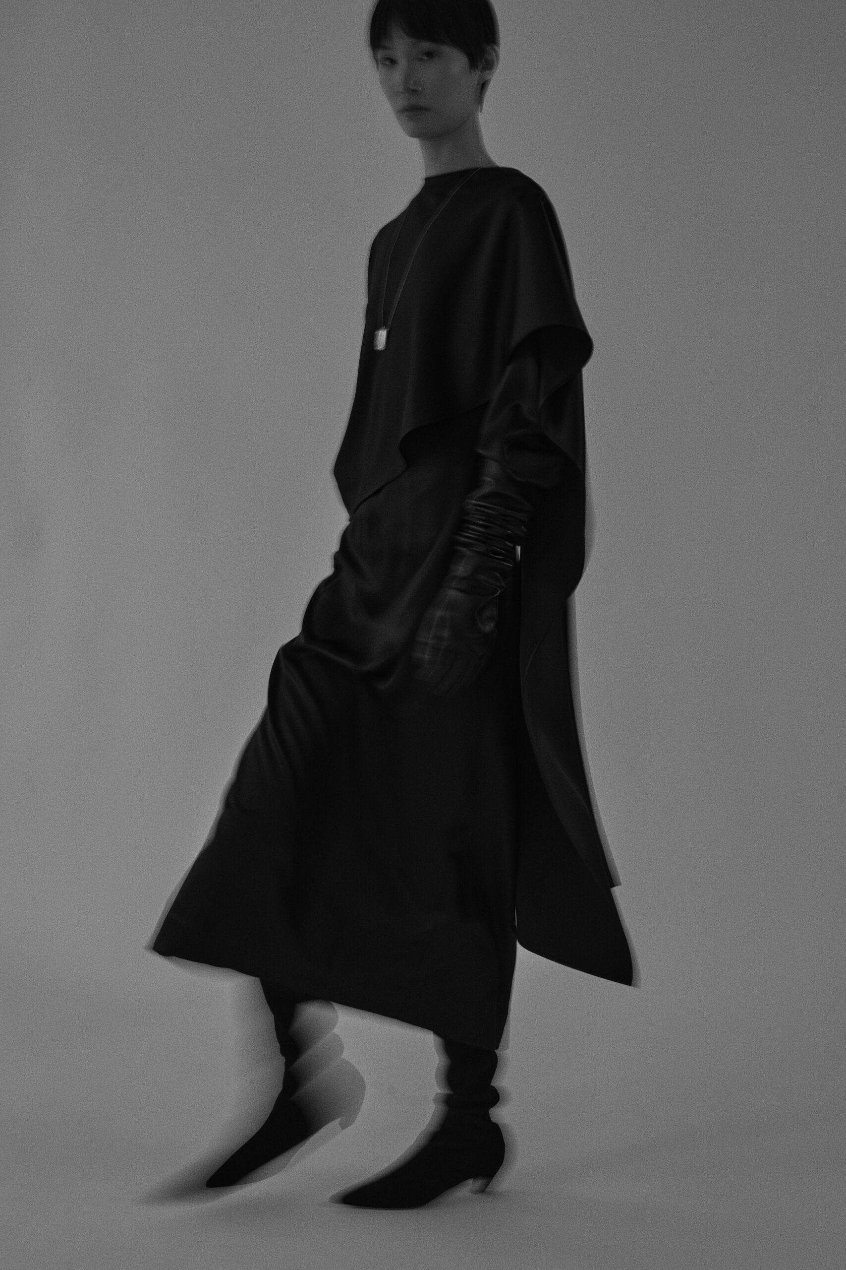 black relaxed midi dress with boots